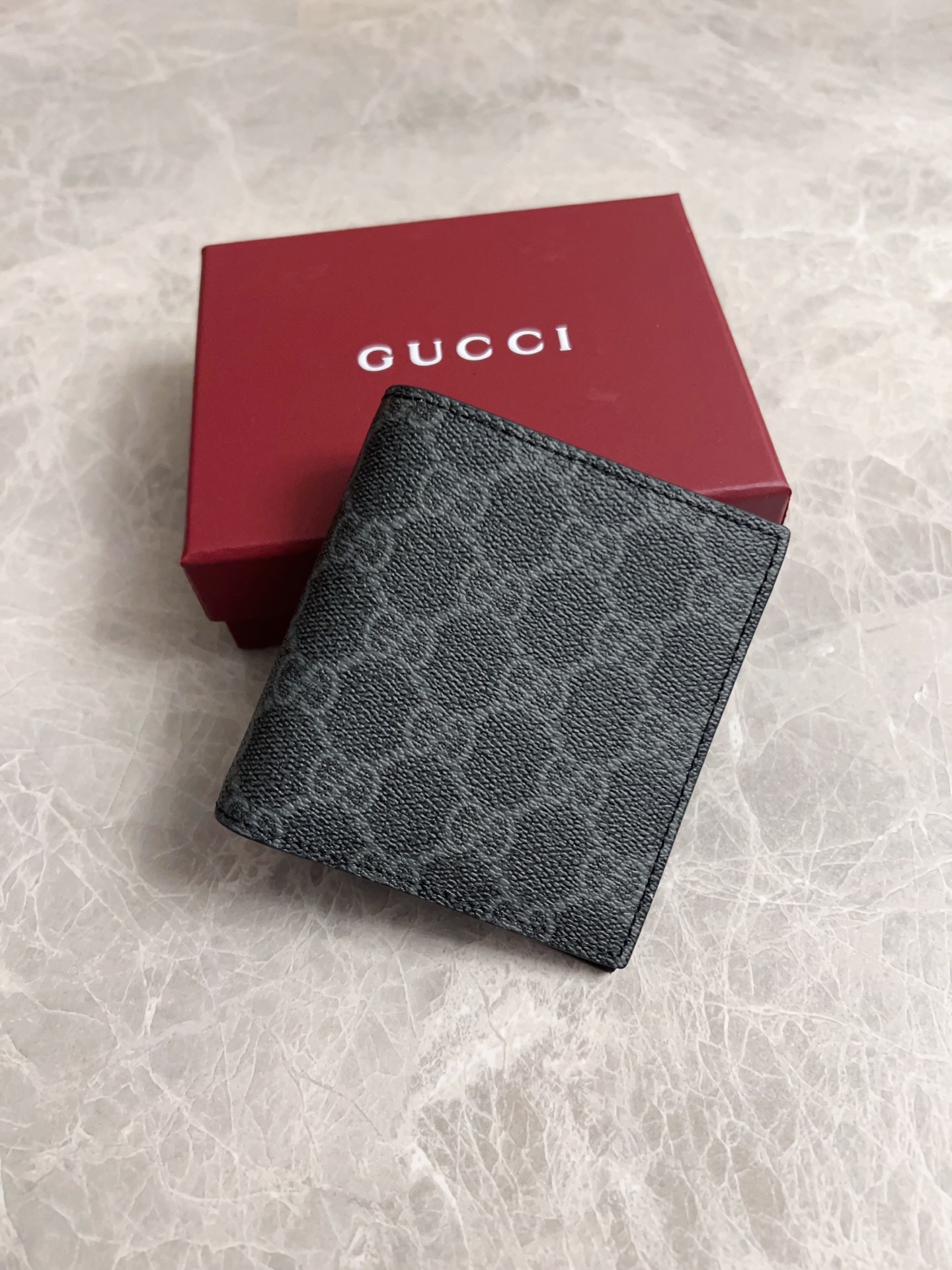 NO:671842,The GG Emblem series reinterprets the classic double G pattern with creative design and innovative functions. The new granular PVC fabric is paired with original factory calfskin, making it fashionable and versatile!  Brown, black, style number 821206 (middle clip), size 10x10cm, Gucci wallet, gucci, wallets, cowhide19860909GG Emblem系列以创意设计和创新功能焕新诠释经典双G图案,全新颗粒PVC面料搭配原工厂小牛皮,时尚百搭！棕色,黑色 款号821206（中夹） 尺寸10x10cm,Gucci钱包,gucci,wallets,cowhide,欧美剧