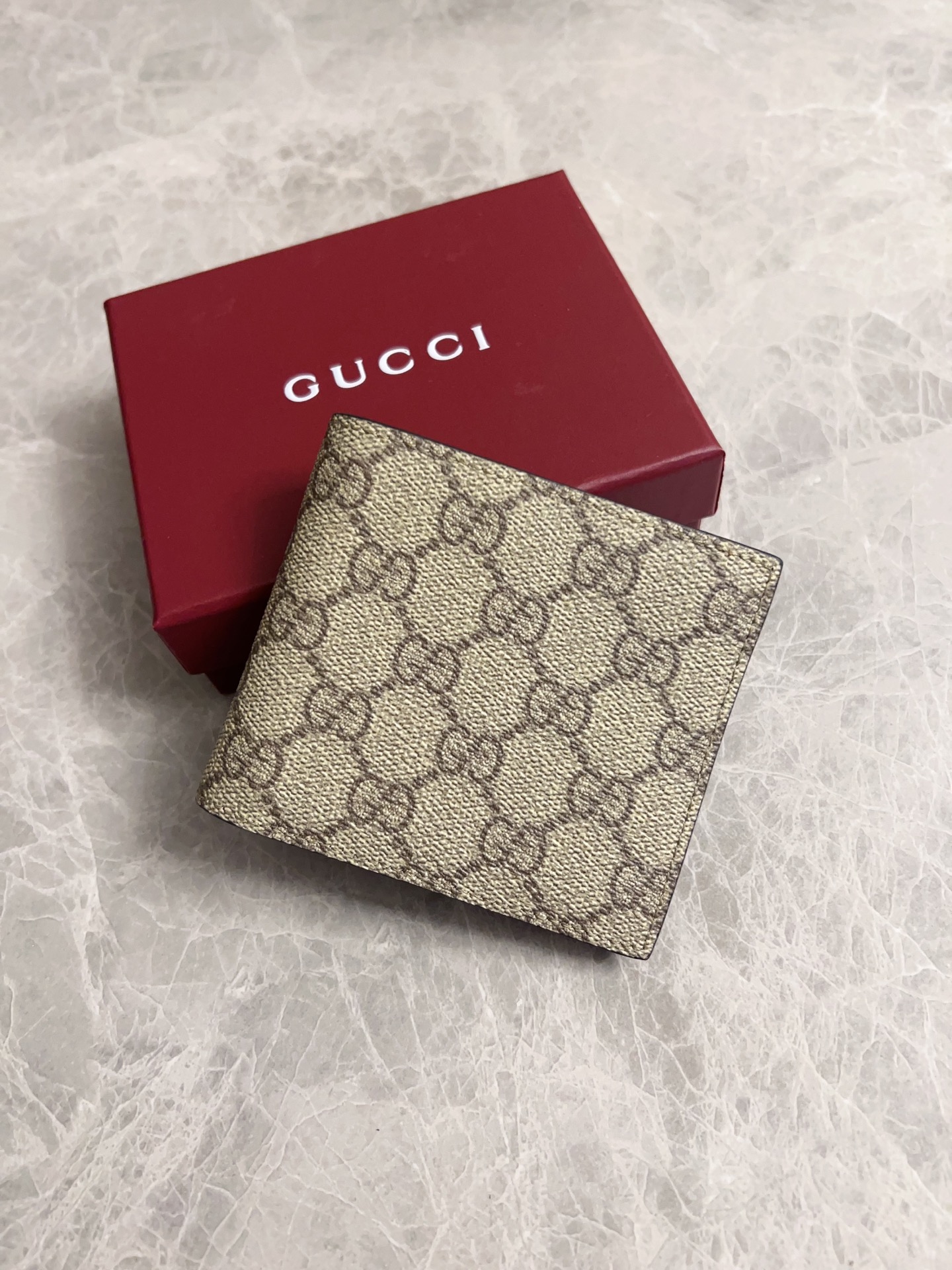 NO:671845,The GG Emblem series reinterprets the classic double G pattern with creative design and innovative functions. The new granular PVC fabric is paired with original factory calfskin, making it fashionable and versatile!  Brown, black, style number 821200 (cards inserted on both sides), size 11x9cm, Gucci wallet, gucci, wallets, cowhide19860909GG Emblem系列以创意设计和创新功能焕新诠释经典双G图案,全新颗粒PVC面料搭配原工厂小牛皮,时尚百搭！棕色,黑色 款号821200（两边插卡） 尺寸11x9cm,Gucci钱包,gucci,wallets,cowhide,欧美剧