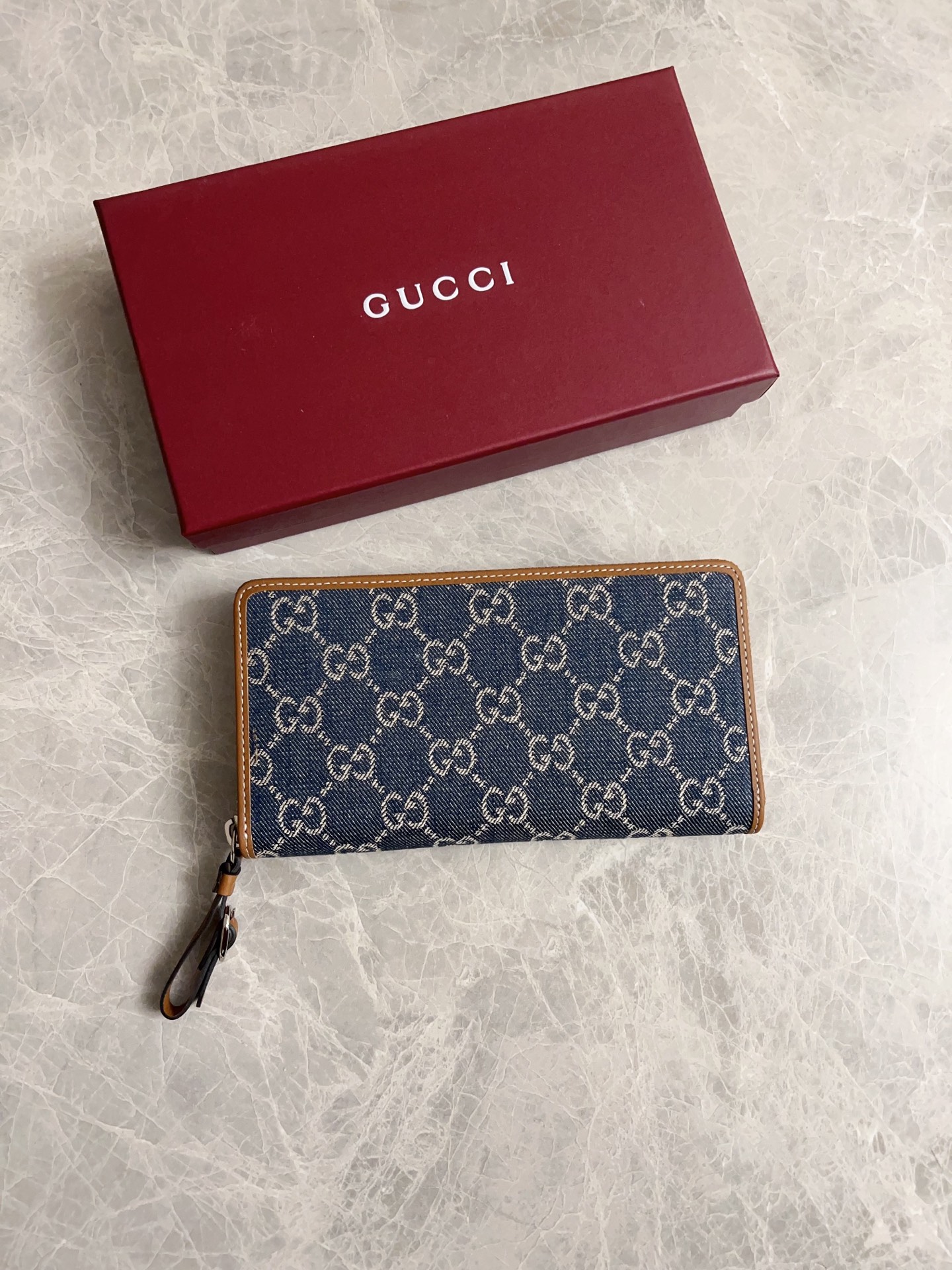 NO:671672,Original product!  The jackie1961 denim denim series launches a small and noble new style of white hardware buckle pulls. The washed denim makes the entire design exude elegance, timelessness and exquisite fashion!  Model 819122, size 19x10x 2.5cm, color denim/brown leather, Gucci wallet, gucci, wallets19860909原厂出品！jackie1961丹宁牛仔系列推出小巧高贵的全新造型白叻色五金扣拉头,水洗牛仔布令整款设计散发出典雅隽永的意味精致时尚！型号819122,尺寸19x10x 2.5cm,颜色牛仔布/棕皮,Gucci钱包,gucci,wallets,欧美剧