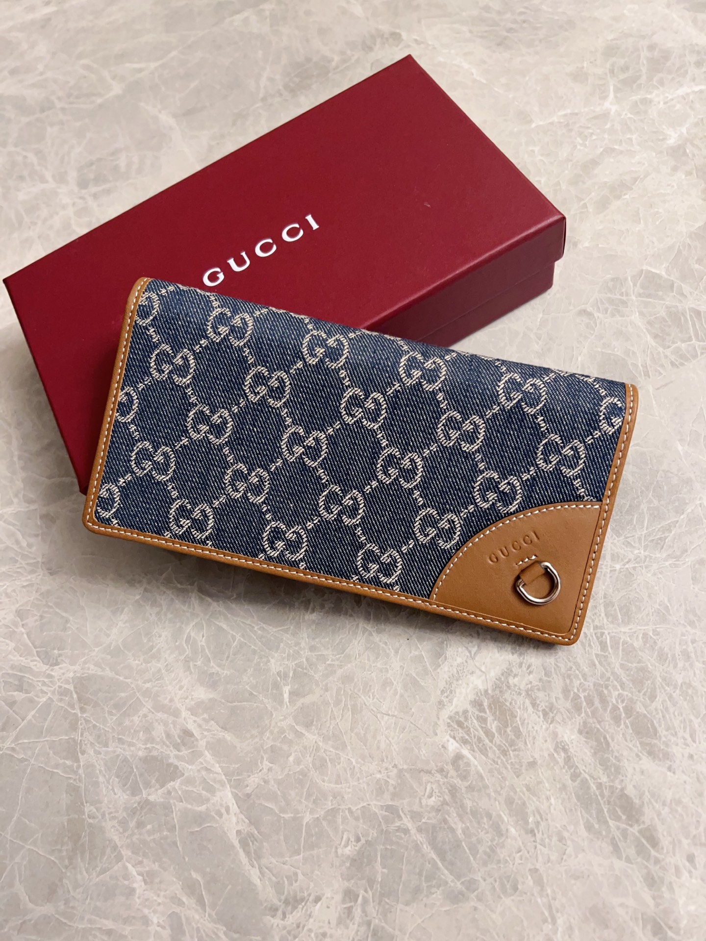 NO:671674,Original product!  The jackie1961 denim denim series launches a new style of small and noble white hardware buckles. The washed denim makes the entire design exude elegance, timelessness and exquisite fashion!  Model 821802, size 19x10cm, color denim/brown leather, Gucci wallet, gucci, wallets19860909原厂出品！jackie1961丹宁牛仔系列推出小巧高贵的全新造型白叻色五金扣,水洗牛仔布令整款设计散发出典雅隽永的意味精致时尚！型号821802,尺寸19x10cm,颜色牛仔布/棕皮,Gucci钱包,gucci,wallets,欧美剧