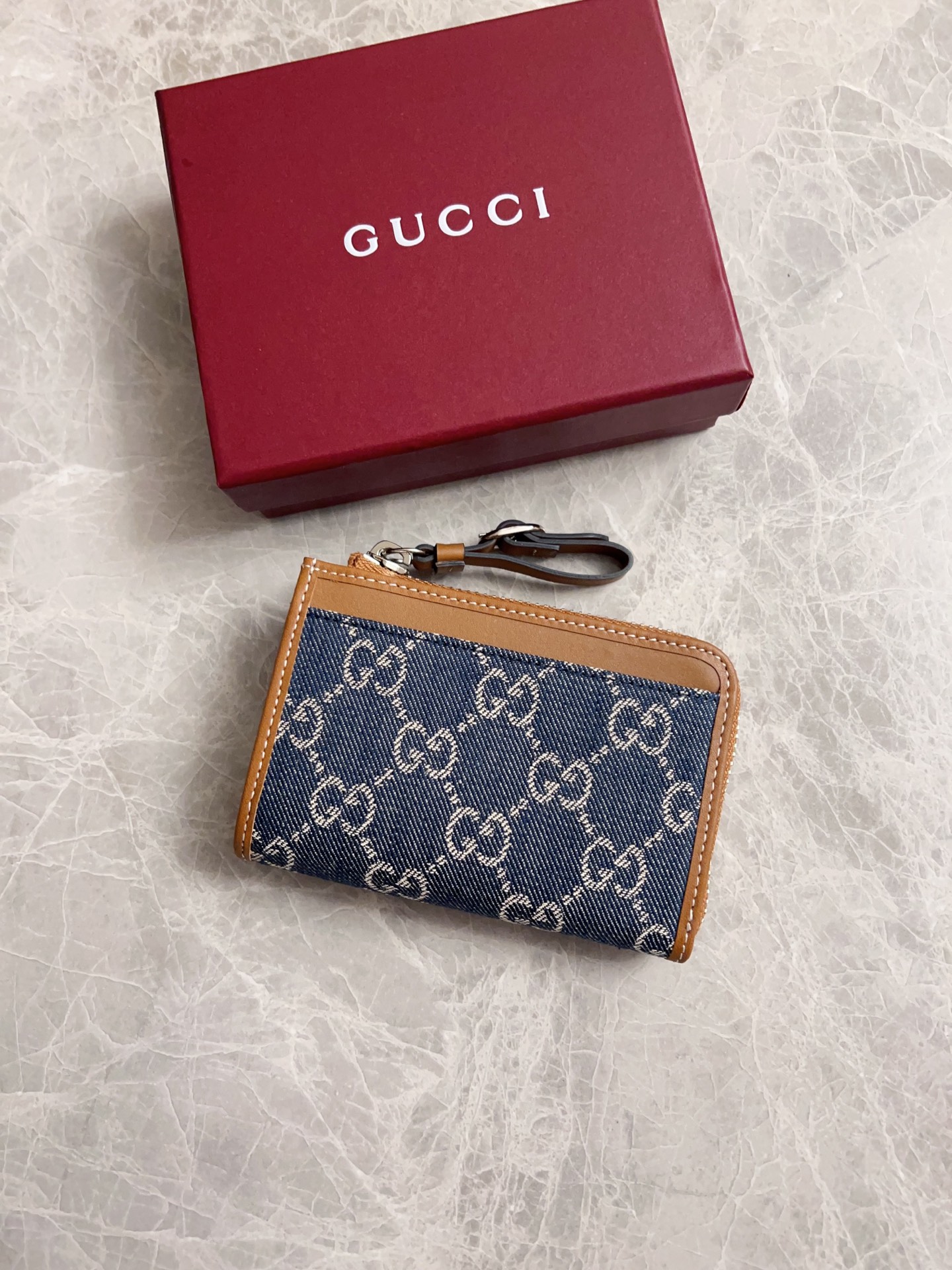 NO:671676,Original product!  The jackie1961 denim denim series launches a new style of small and noble white hardware buckles. The washed denim makes the entire design exude elegance, timelessness and exquisite fashion!  Model 821804, size 13x8.5x3cm, color denim/brown leather, Gucci wallet, gucci, wallets19860909原厂出品！jackie1961丹宁牛仔系列推出小巧高贵的全新造型白叻色五金扣,水洗牛仔布令整款设计散发出典雅隽永的意味精致时尚！型号821804,尺寸13x8.5x3cm,颜色牛仔布/棕皮,Gucci钱包,gucci,wallets,欧美剧