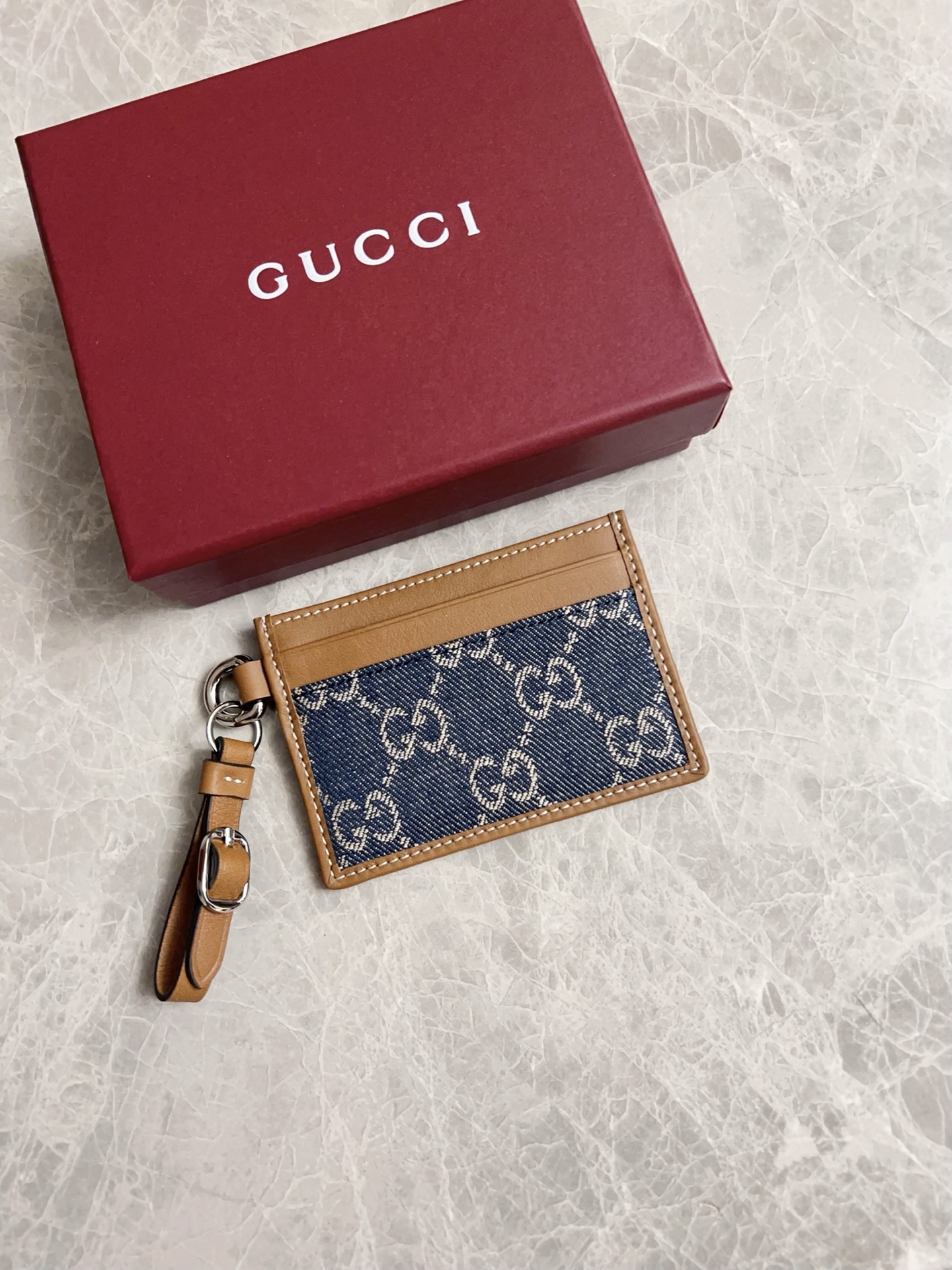 NO:671689,Original product!  The jackie1961 denim denim series launches a new style of small and noble white hardware buckles. The washed denim makes the entire design exude elegance, timelessness and exquisite fashion!  Model 829121, size 7x10cm, color denim/brown leather, Gucci wallet, gucci, wallets19860909原厂出品！jackie1961丹宁牛仔系列推出小巧高贵的全新造型白叻色五金扣,水洗牛仔布令整款设计散发出典雅隽永的意味精致时尚！型号829121,尺寸7x10cm,颜色牛仔布/棕皮,Gucci钱包,gucci,wallets,欧美剧