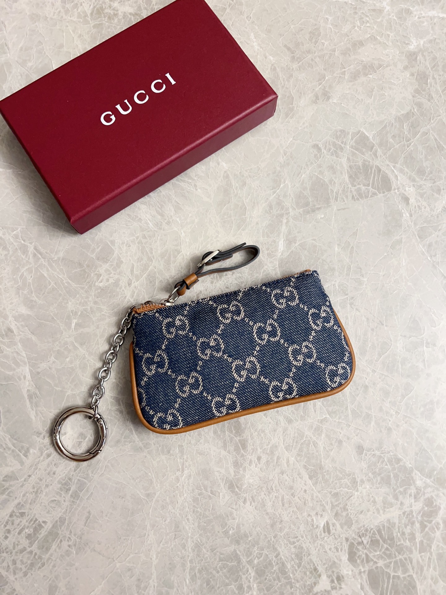 NO:672548,Original product!  The jackie1961 denim denim series launches a new style of small and noble white hardware buckles. The washed denim makes the entire design exude elegance, timelessness and exquisite fashion!  Model 819113, size 12x7.5cm, color denim/brown leather lipstick bag-key bag, Gucci wallet, gucci, wallets19860909原厂出品！jackie1961丹宁牛仔系列推出小巧高贵的全新造型白叻色五金扣,水洗牛仔布令整款设计散发出典雅隽永的意味精致时尚！型号819113,尺寸12x7.5cm,颜色牛仔布/棕皮口红包-钥匙包,Gucci钱包,gucci,wallets,欧美剧