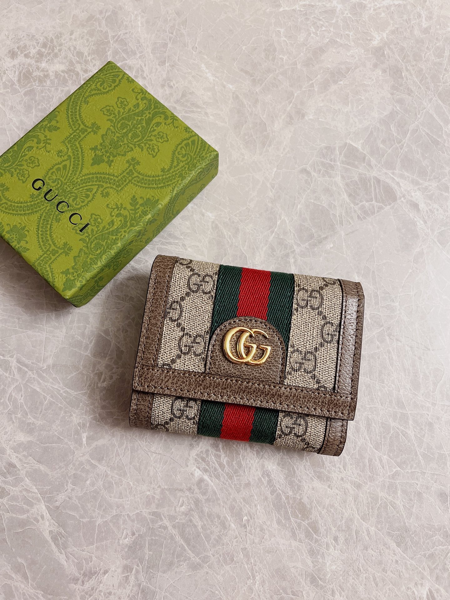 NO:672090,The official website synchronizes new styles!  Ophidia series ~ short wallet with multiple card slots built in ~ the coin purse is made of GG Supreme high-grade PVC fabric with iconic double G hardware marks and classic red and green webbing, exquisitely crafted!  Style number: 523174, size: W12xH11xD3cm, color coffee, Gucci wallet, gucci, wallets19860909官网同步新款！Ophidia系列～短款钱夹,内置多卡位～零钱包采用GG Supreme高级PVC面料配以标志性双G 五金唛头,经典著作红绿色织带,精制而成！款号:523174, 尺寸: W12xH11xD3cm ,颜色咖啡,Gucci钱包,gucci,wallets,欧美剧