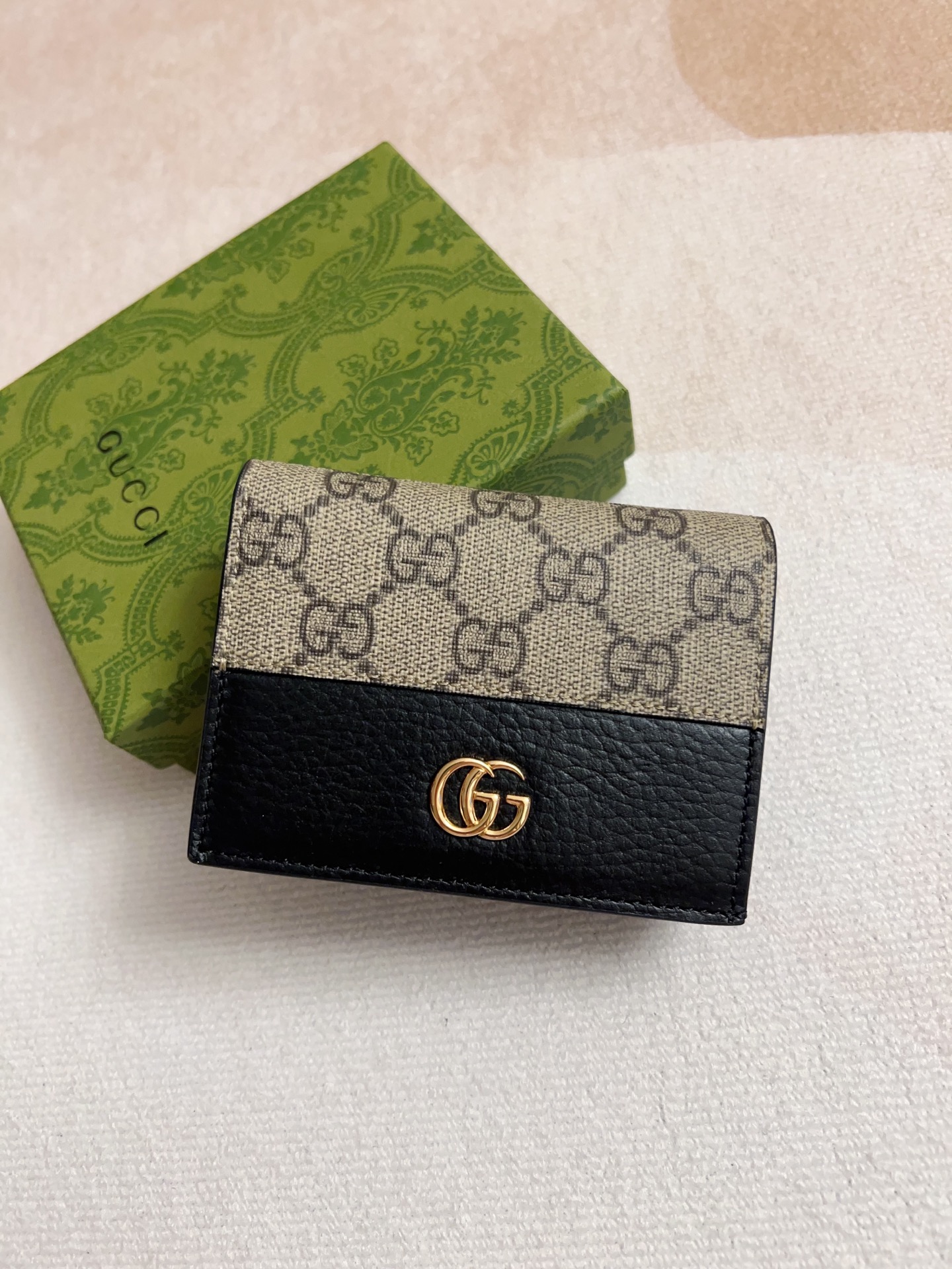 NO:674579,Gucci new product!  Using imported original leather, imported thread, the new Ophidia series uses Italian imported calfskin, equipped with classic double G hardware, a new style and contour support. The structural shape, the inner side is divided into intervals. Refined with overseas top hardware, model: 658610, color khaki PVC size: 11x9x3cm, Gucci wallet, gucci, wallets, cowhide19860909gucci新品！采用进口原厂皮,进口线,新款Ophidia系列 采用意大利进口小牛皮,配以经典双G五金,新的式样和轮廓托的新作登场了.结构形状,其中内侧被划分为间隔.海外顶级五金精制而成,型号: 658610,颜色卡其PVC尺寸: 11x9x3cm,Gucci钱包,gucci,wallets,cowhide,欧美剧