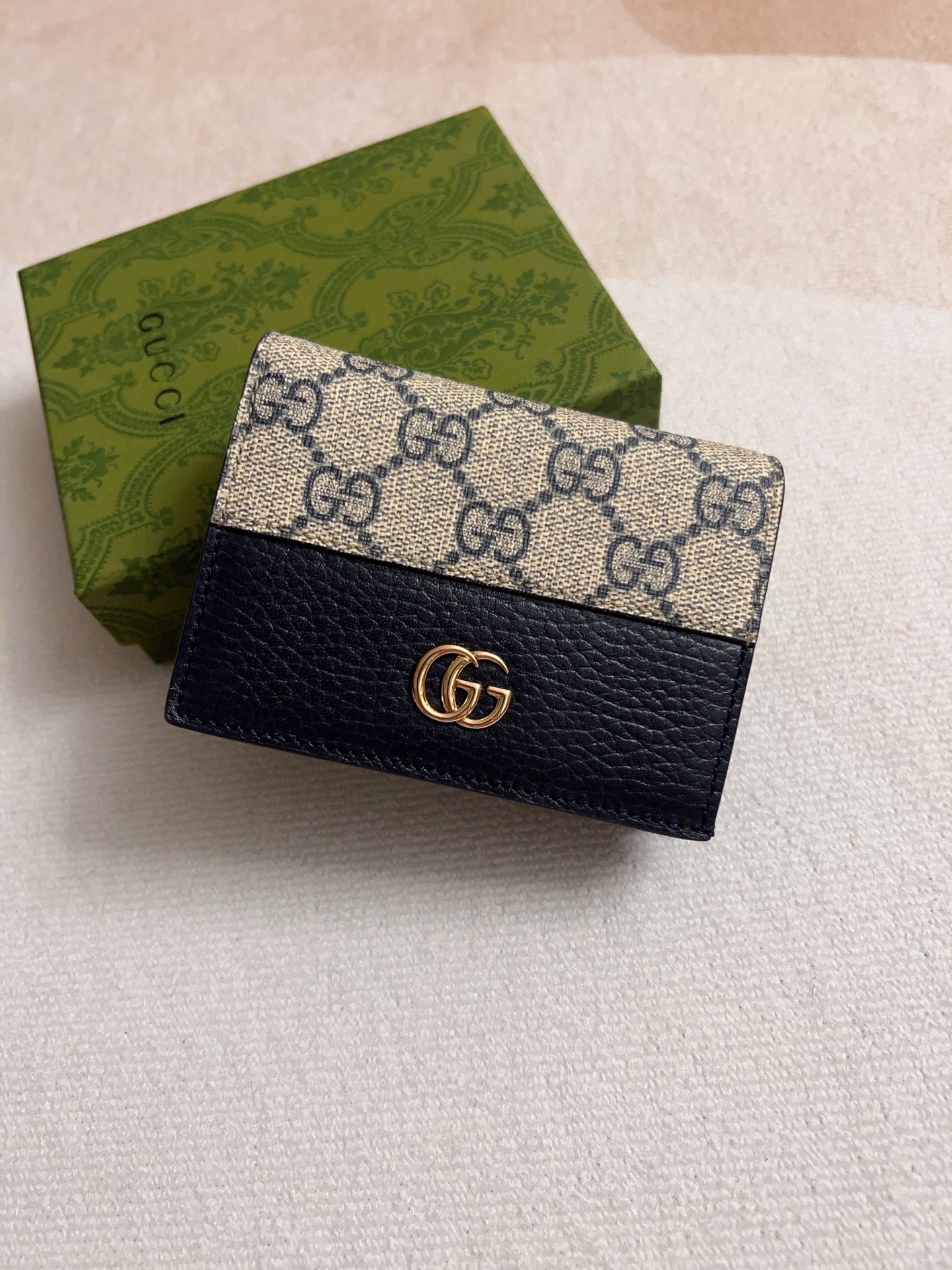 NO:672193,Gucci new product!  Using imported original leather, imported thread, the new Ophidia series uses Italian imported calfskin, equipped with classic double G hardware, a new style and contour support. The structural shape, the inner side is divided into intervals. Refined with overseas top hardware, model: 658610, color blue PVC size: 11x9x3cm, Gucci wallet, gucci, wallets, cowhide19860909gucci新品！采用进口原厂皮,进口线,新款Ophidia系列 采用意大利进口小牛皮,配以经典双G五金,新的式样和轮廓托的新作登场了.结构形状,其中内侧被划分为间隔.海外顶级五金精制而成,型号: 658610,颜色蓝色PVC尺寸: 11x9x3cm,Gucci钱包,gucci,wallets,cowhide,欧美剧