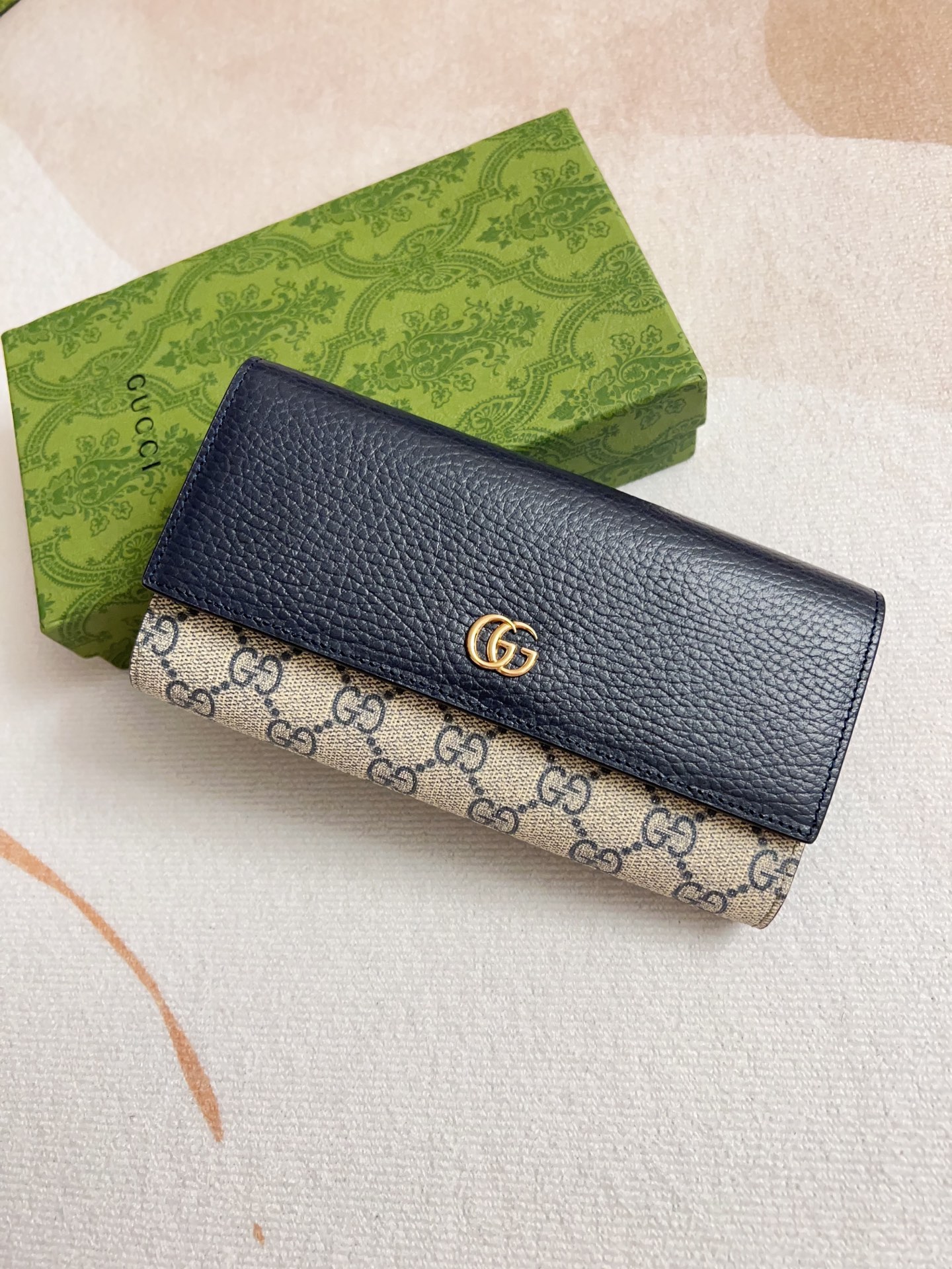 NO:672194,Gucci new product!  Using imported original leather, imported thread, the new Ophidia series uses Italian imported calfskin, equipped with classic double G hardware, a new style and contour support. The structural shape, the inner side is divided into intervals. Refined with overseas top hardware, model: 456116, color blue PVC, size: W19xH10xD2.5cm, Gucci wallet, gucci, wallets, cowhide19860909gucci新品！采用进口原厂皮,进口线,新款Ophidia系列 采用意大利进口小牛皮,配以经典双G五金,新的式样和轮廓托的新作登场了.结构形状,其中内侧被划分为间隔.海外顶级五金精制而成,型号: 456116 ,颜色蓝色PVC,尺寸: W19xH10xD2.5cm,Gucci钱包,gucci,wallets,cowhide,欧美剧