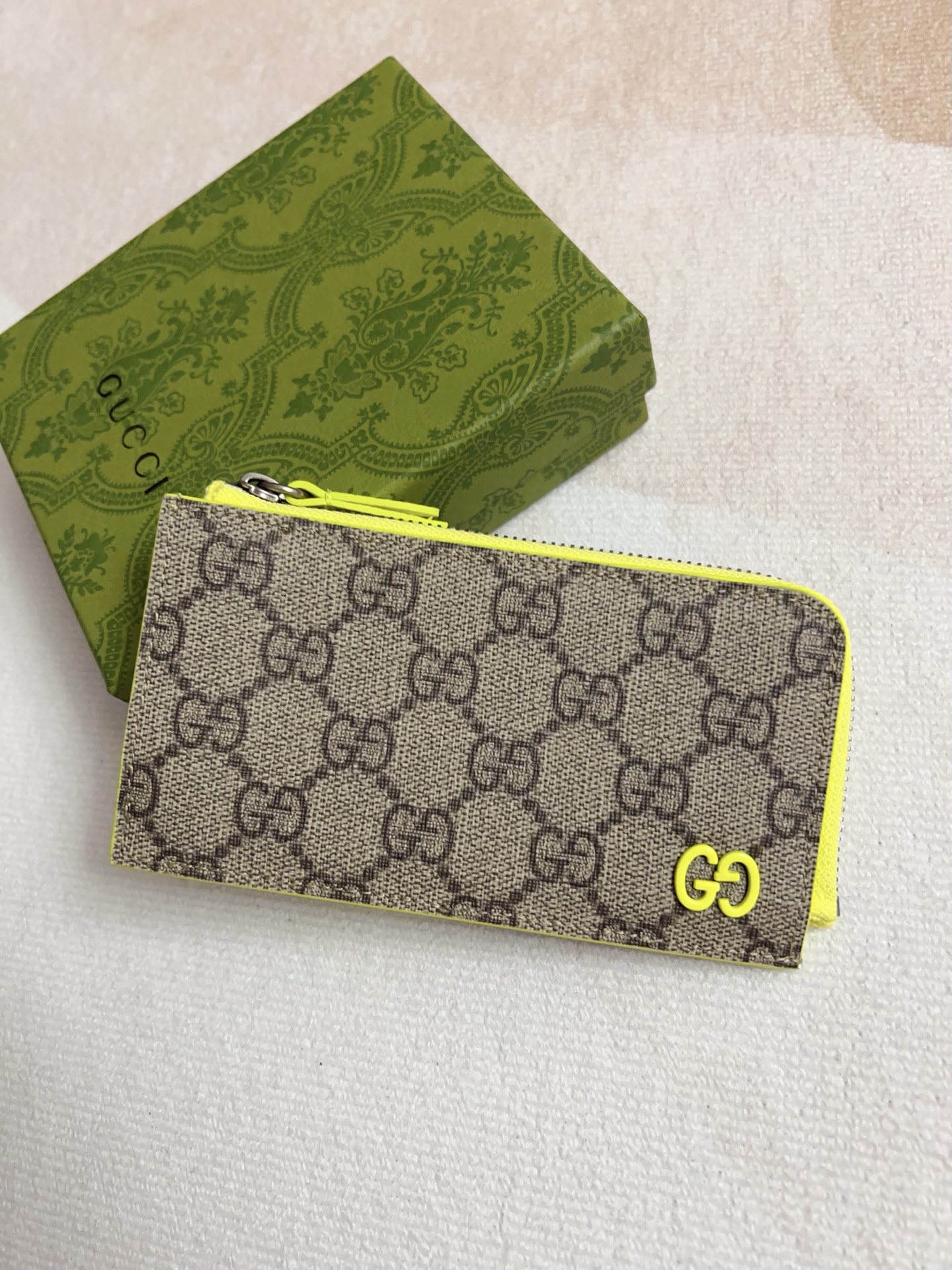 NO:673162,Gucci's latest series is presented~ The card holder has a two-tone design full of contrasting beauty, which makes the GG logo embellished on the bag shine. The fabric is black GG, and the lining is made of contrasting cowhide. It is made of black GG Supreme canvas, fluorescent green. Size 13.5x 8cm. Model 795233 (original product), Gucci wallet, gucci, wallets, cowhide19860909Gucci 最新系列呈现～卡夹以充满对比美感的双色调设计令点缀于包身的GG标识风采尽绽面料以黑色GG,内里甄选撞色牛皮制作而成黑色GG Supreme帆布,荧光绿 尺寸13.5x 8cm 型号795233（原单出品）,Gucci钱包,gucci,wallets,cowhide,欧美剧