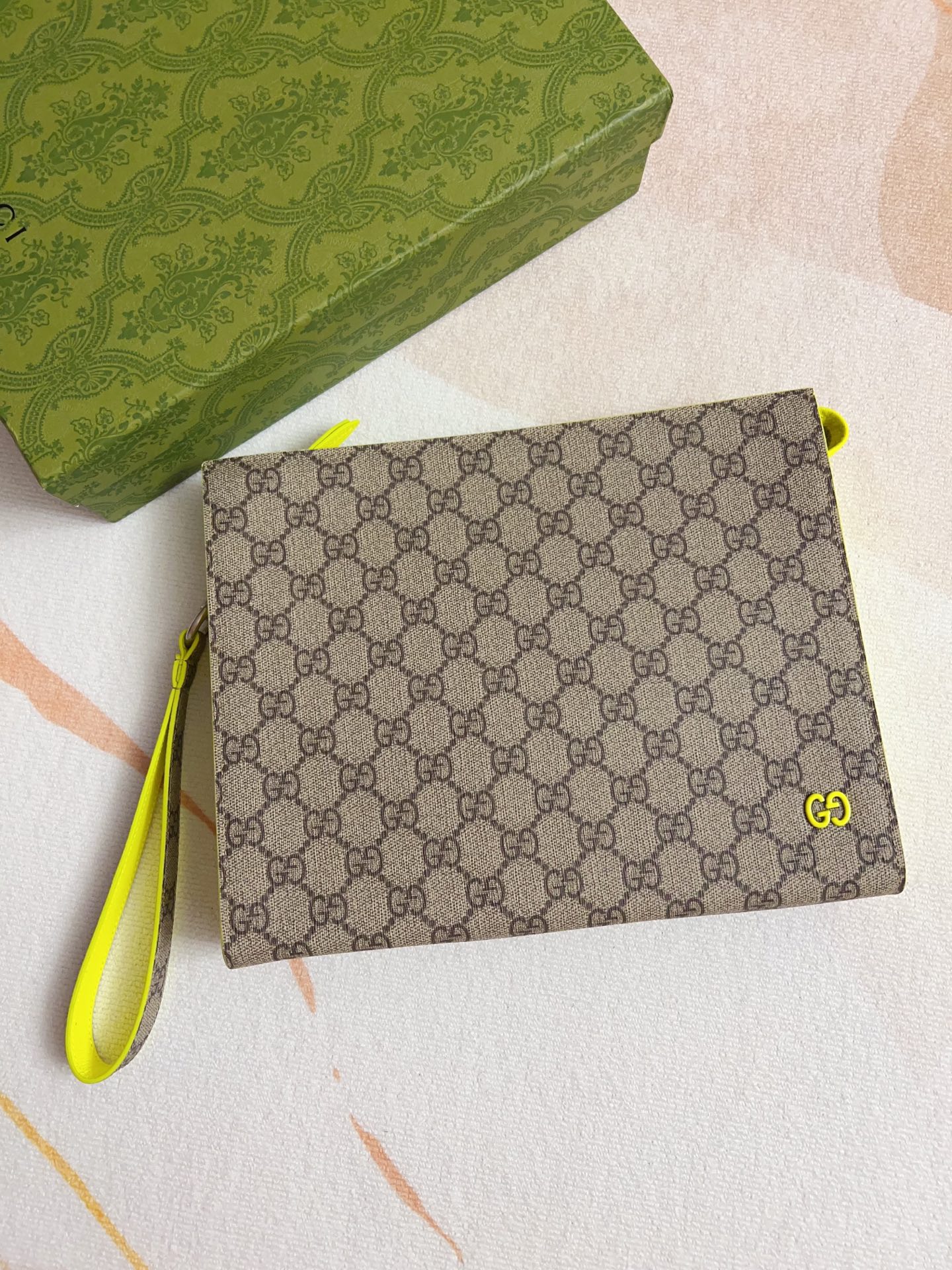NO:672191,Counter quality, top-quality original goods, series of clutch bags, detachable wristband, fluorescent green shipping style number 768255 size 18X26X6, Gucci wallet, gucci, wallets, handbag19860909专柜品质,顶级原单货,系列手拿包,可拆卸腕带,荧光绿 出货 款号768255 尺寸18X26X6,Gucci钱包,gucci,wallets,handbag,欧美剧
