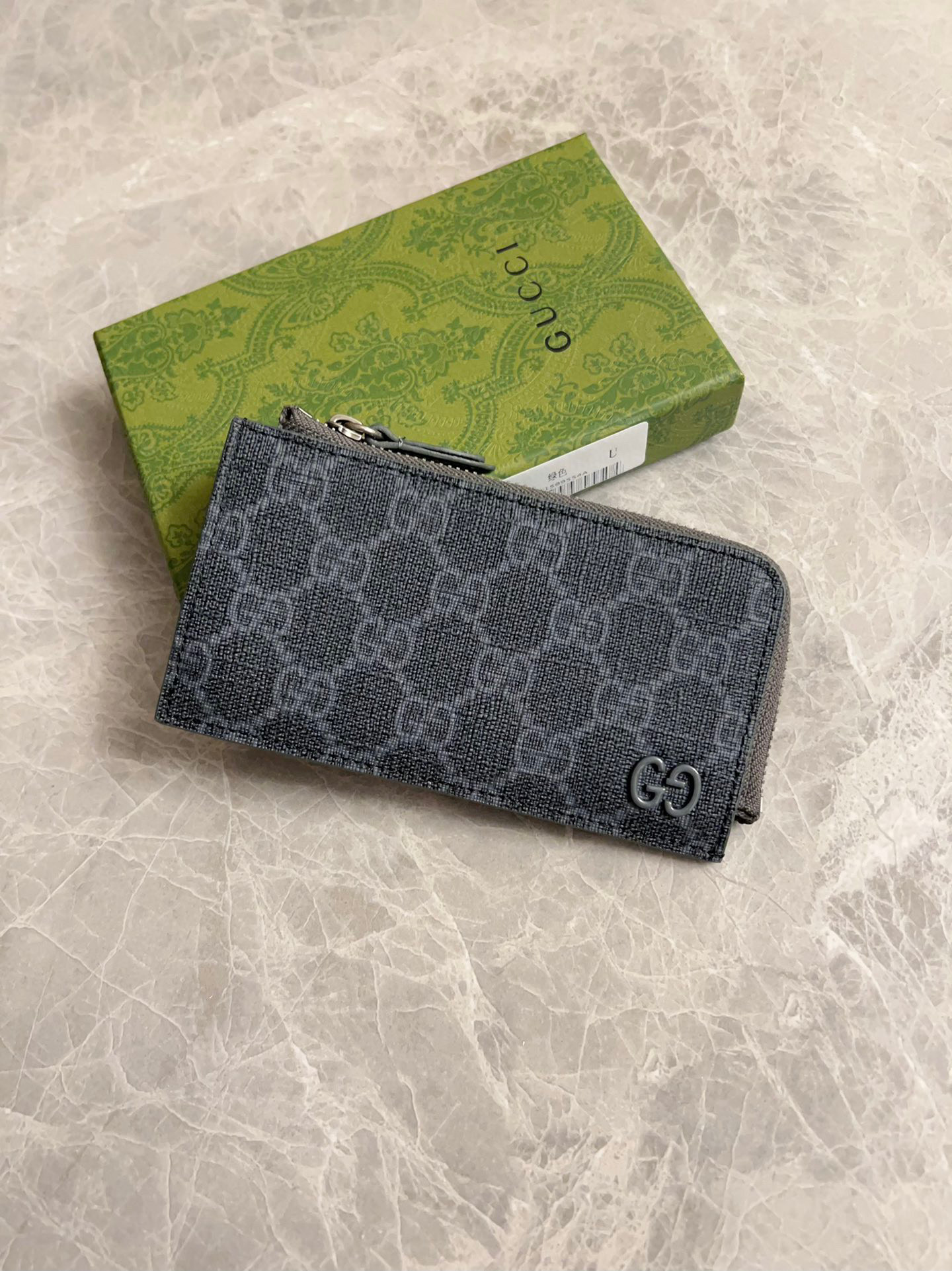NO:672770,Gucci's latest series is presented~ The card holder has a two-tone design full of contrasting beauty to make the GG logo embellished on the bag shine. The fabric is black GG, and the lining is made of contrasting cowhide. It is made of black GG Supreme canvas with dark gray ceramic effect double G. Size 13.5x 8cm. Model 795233 (original product), Gucci wallet, gucci, wallets, cowhide19860909Gucci 最新系列呈现～卡夹以充满对比美感的双色调设计令点缀于包身的GG标识风采尽绽面料以黑色GG,内里甄选撞色牛皮制作而成黑色GG Supreme帆布,配深灰色陶瓷效果双G,尺寸13.5x 8cm 型号795233（原单出品）,Gucci钱包,gucci,wallets,cowhide,欧美剧