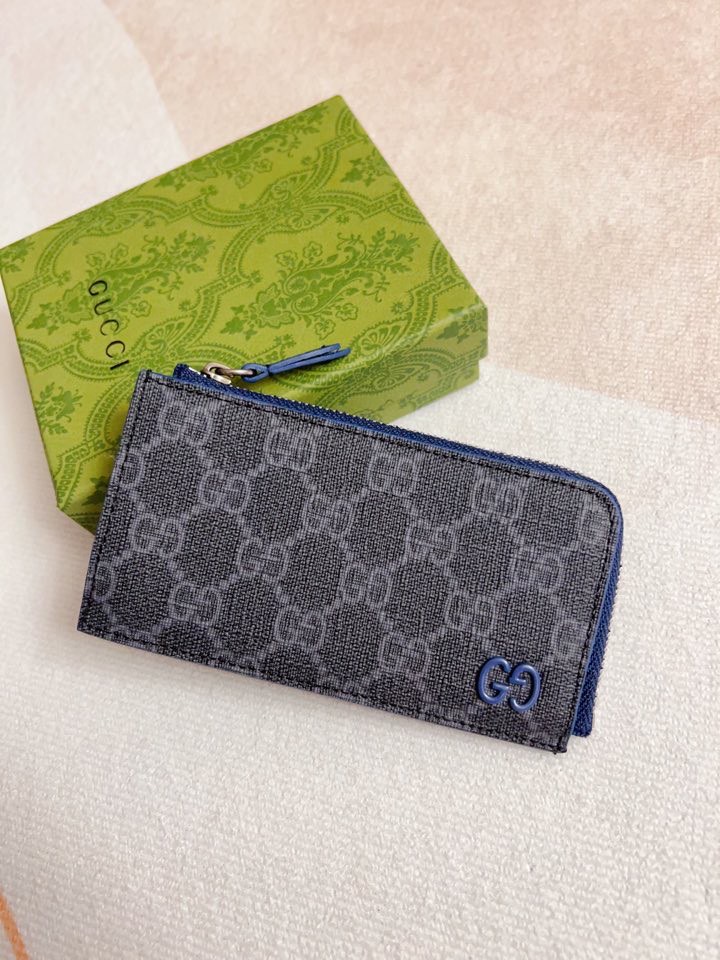 NO:673197,Gucci's latest series is presented~ The card holder has a two-tone design full of contrasting beauty, which makes the GG logo embellished on the bag shine. The fabric is black GG, and the lining is made of contrasting cowhide. Black GG Supreme canvas, black pvc blue, size 13.5x 8cm, model 795233 (original product), Gucci wallet, gucci, wallets, cowhide19860909Gucci 最新系列呈现～卡夹以充满对比美感的双色调设计令点缀于包身的GG标识风采尽绽面料以黑色GG,内里甄选撞色牛皮制作而成黑色GG Supreme帆布,黑pvc 蓝 尺寸13.5x 8cm 型号795233（原单出品）,Gucci钱包,gucci,wallets,cowhide,欧美剧