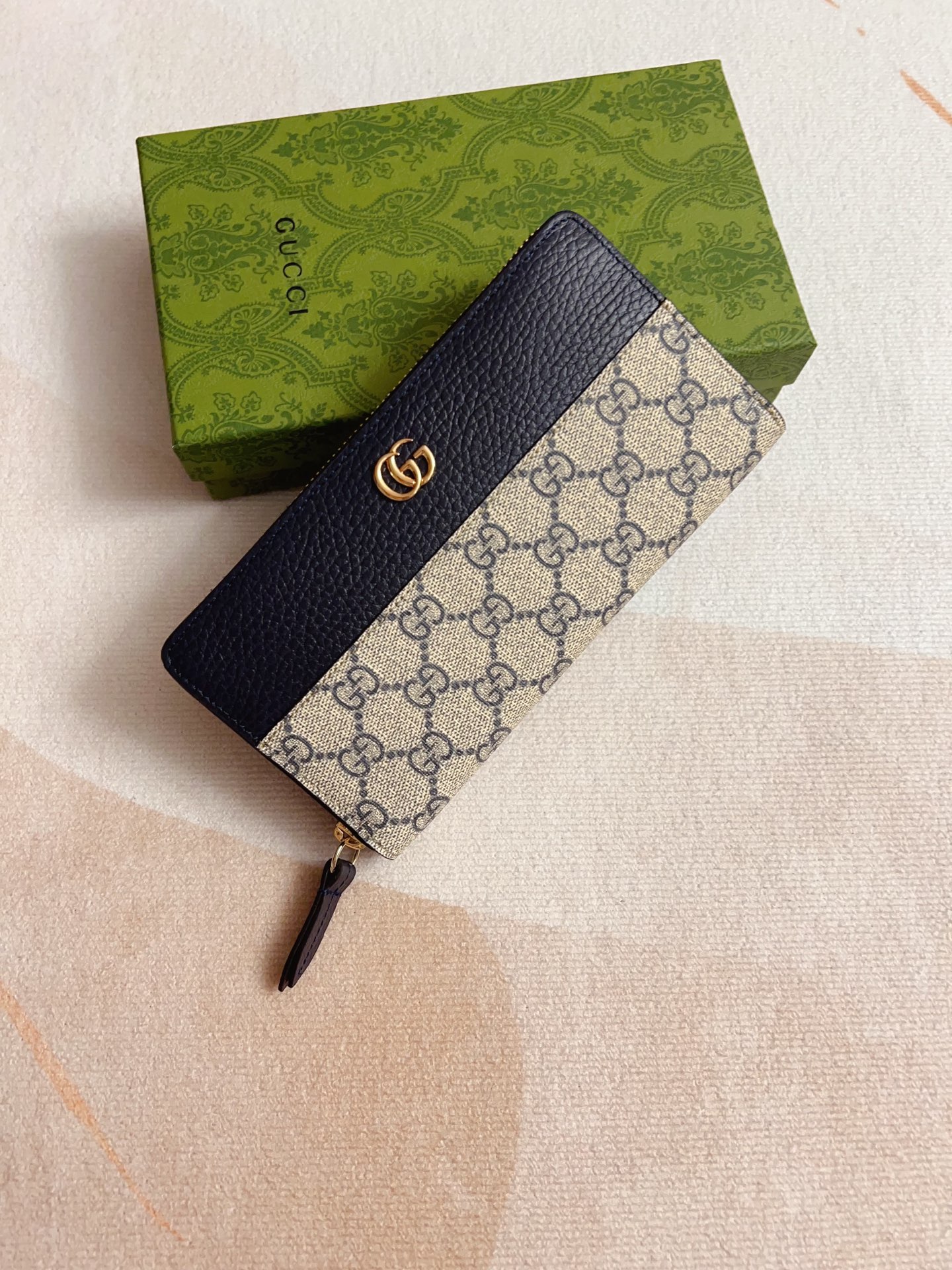 NO:674581,Gucci new product!  Using imported original leather, imported thread, the new Ophidia series uses Italian imported calfskin, equipped with classic double G hardware, a new style and contour support. The structural shape, the inner side is divided into intervals. Refined with overseas top hardware, model: 456117, color blue PVC, size: W19xH10xD2.5cm, Gucci wallet, gucci, wallets, cowhide19860909gucci新品！采用进口原厂皮,进口线,新款Ophidia系列 采用意大利进口小牛皮,配以经典双G五金,新的式样和轮廓托的新作登场了.结构形状,其中内侧被划分为间隔.海外顶级五金精制而成,型号: 456117 ,颜色蓝色PVC,尺寸: W19xH10xD2.5cm,Gucci钱包,gucci,wallets,cowhide,欧美剧