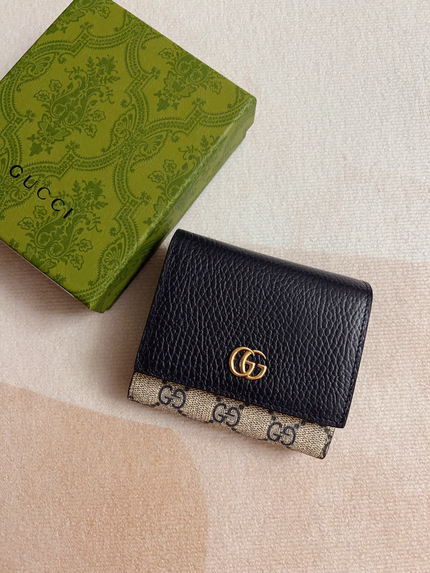 NO:674583,Gucci new product!  Using imported original leather, imported thread, the new Ophidia series uses Italian imported calfskin, equipped with classic double G hardware, a new style and contour support. The structural shape, the inner side is divided into intervals. Refined with overseas top hardware, model: 598587, color blue PVC, size: 12x10x3cm, Gucci wallet, gucci, wallets, cowhide19860909gucci新品！采用进口原厂皮,进口线,新款Ophidia系列 采用意大利进口小牛皮,配以经典双G五金,新的式样和轮廓托的新作登场了.结构形状,其中内侧被划分为间隔.海外顶级五金精制而成,型号: 598587 ,颜色蓝色PVC,尺寸: 12x10x3cm,Gucci钱包,gucci,wallets,cowhide,欧美剧
