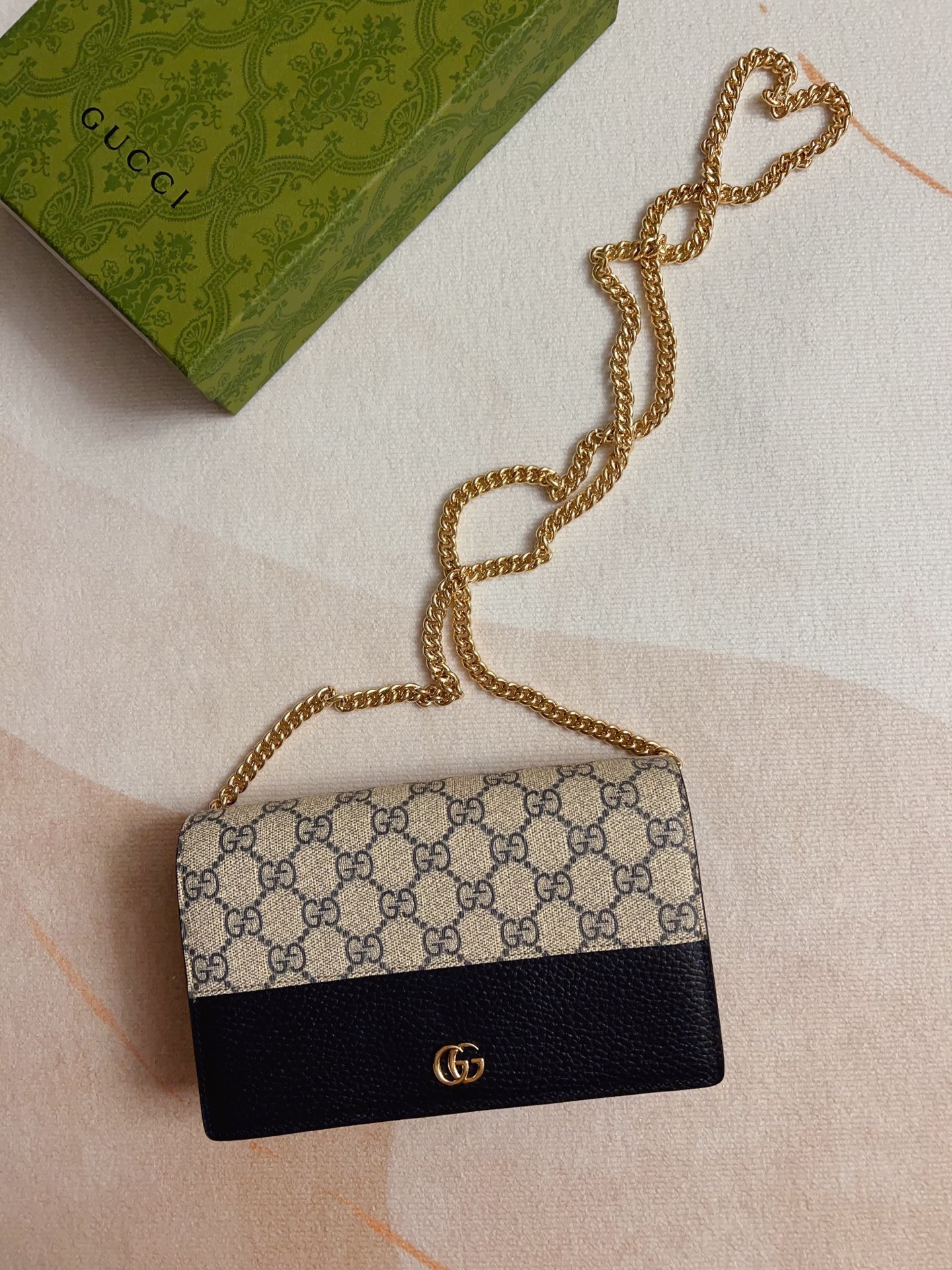 NO:673263,Top original order!  The GGMarmont series chain wallet is made of imported cowhide with soft tones, using same-tone resin material to reinterpret the classic design and combine it with single-tone color matching to highlight the modern fashion style. Zippered inner pocket and open pocket - six card compartments mirror - detachable chain shoulder strap model 497985, size 20*12.5*4cm, Gucci wallet, gucci, wallets, cowhide19860909顶级原单！GGMarmont系列链带钱包采用色调柔和的进口牛皮制作,采用同色调树脂材质焕新演绎经典设计与单色调配色相结合,突显现代时尚风范拉链内袋和开口口袋-六个卡片隔层 镜子-可拆卸链式肩带型号497985,尺寸20*12.5*4cm,Gucci钱包,gucci,wallets,cowhide,欧美剧