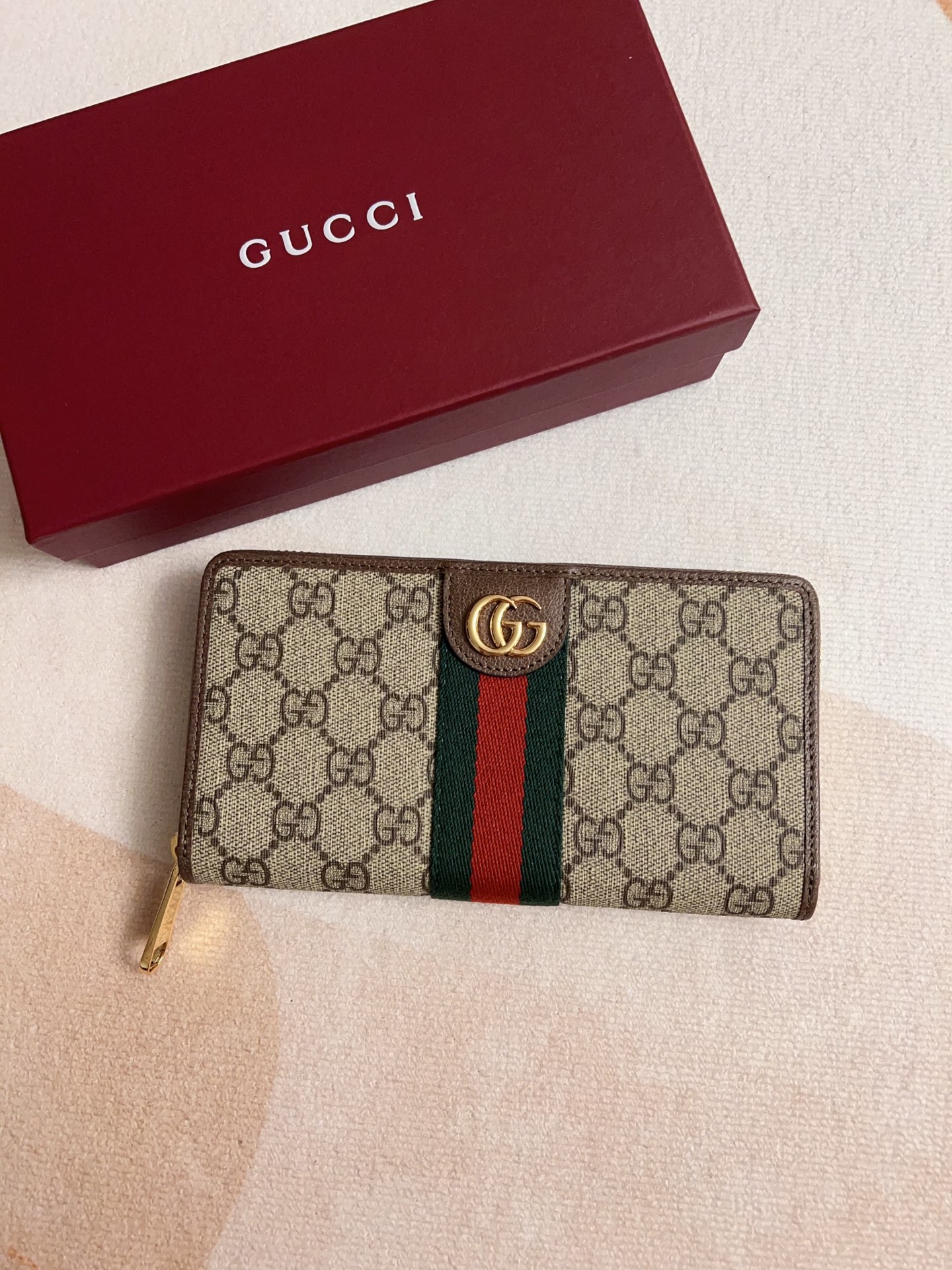 NO:672678,The official website synchronizes new styles!  Ophidia series ~ zipper wallet, made of GG Supreme original factory pig grain first-layer cowhide with PVC, with iconic double G hardware marks, classic red and green webbing, high-end cotton zipper ~ refined!  Style number: 838484 Size: W19xH10xD2.5cm, color brown, Gucci wallet, gucci, wallets, cowhide19860909官网同步新款！Ophidia系列～拉链钱包,采用GG Supreme 原工厂猪纹头层牛皮搭PVC配以标志性双G 五金唛头,经典著作红绿色织带,高端棉布拉链～精制而成！款号:838484尺寸: W19xH10xD2.5cm ,颜色啡,Gucci钱包,gucci,wallets,cowhide,欧美剧