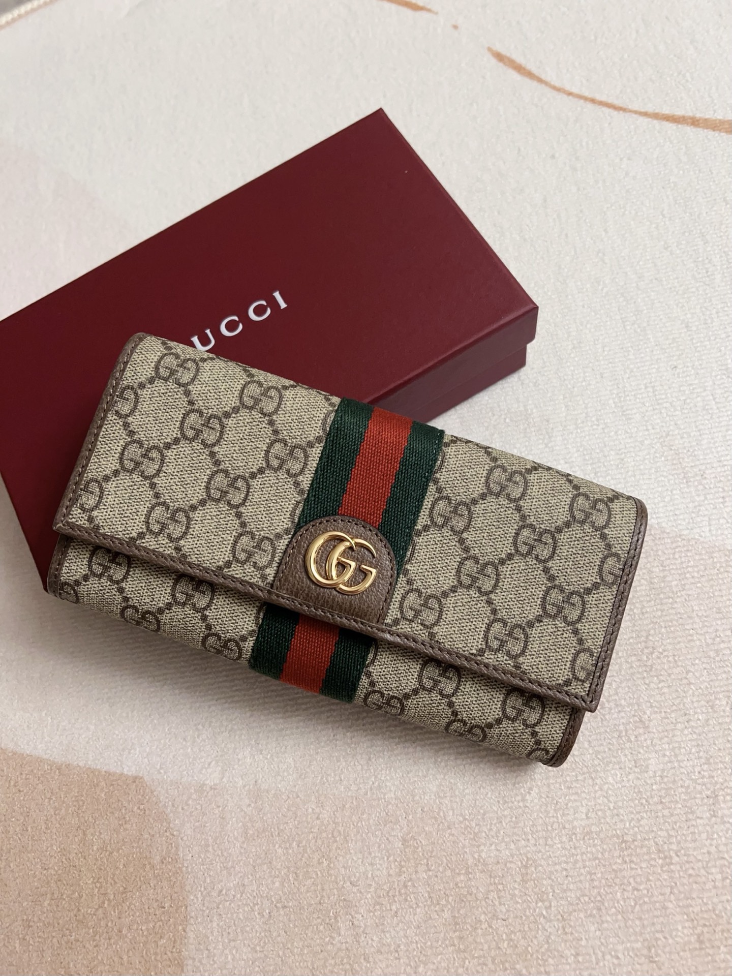 NO:674588,The official website synchronizes new styles!  Ophidia series ~ long wallet, made of GG Supreme original factory pig grain first-layer cowhide with PVC, with iconic double G hardware marks, and classic red and green webbing, exquisitely made!  Style number: 838485 Size: W19xH10x3cm, color brown maroon, Gucci wallet, gucci, wallets, cowhide19860909官网同步新款！Ophidia系列～长款钱包,采用GG Supreme 原工厂猪纹头层牛皮搭PVC配以标志性双G 五金唛头,经典著作红绿色织带,精制而成！款号:838485尺寸: W19xH10x3cm ,颜色啡色 枣红色,Gucci钱包,gucci,wallets,cowhide,欧美剧