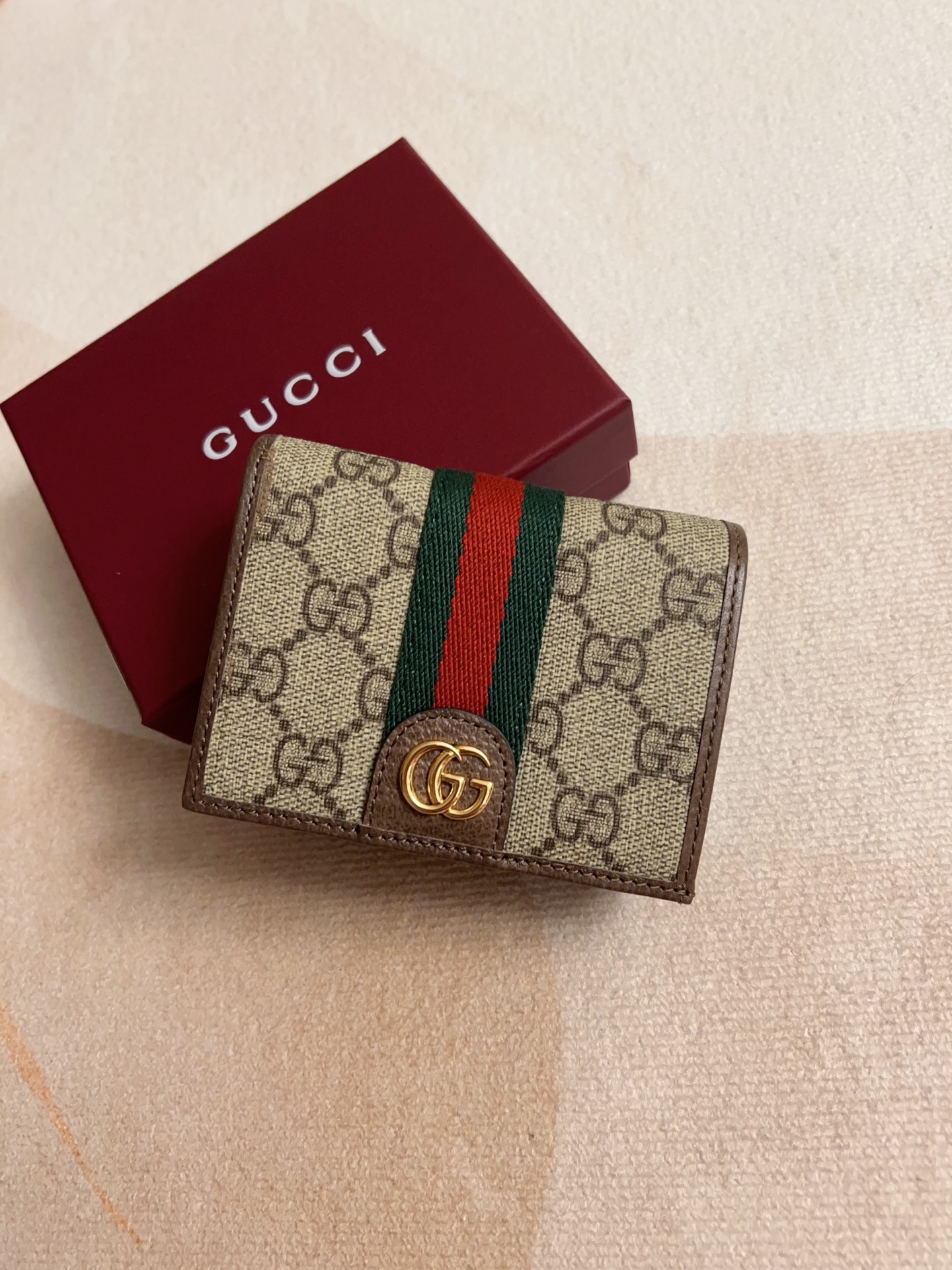 NO:674590,The official website synchronizes new styles!  Ophidia series ~ short clip wallet, made of GG Supreme original factory pig grain first-layer cowhide and PVC, with iconic double G hardware marks, classic red and green webbing, exquisitely made!  Style number: 838487 Size: 11x8x3cm, color brown maroon, Gucci wallet, gucci, wallets, cowhide19860909官网同步新款！Ophidia系列～短夹钱包,采用GG Supreme 原工厂猪纹头层牛皮搭PVC配以标志性双G 五金唛头,经典著作红绿色织带,精制而成！款号:838487尺寸: 11x8x3cm ,颜色啡色 枣红色,Gucci钱包,gucci,wallets,cowhide,欧美剧