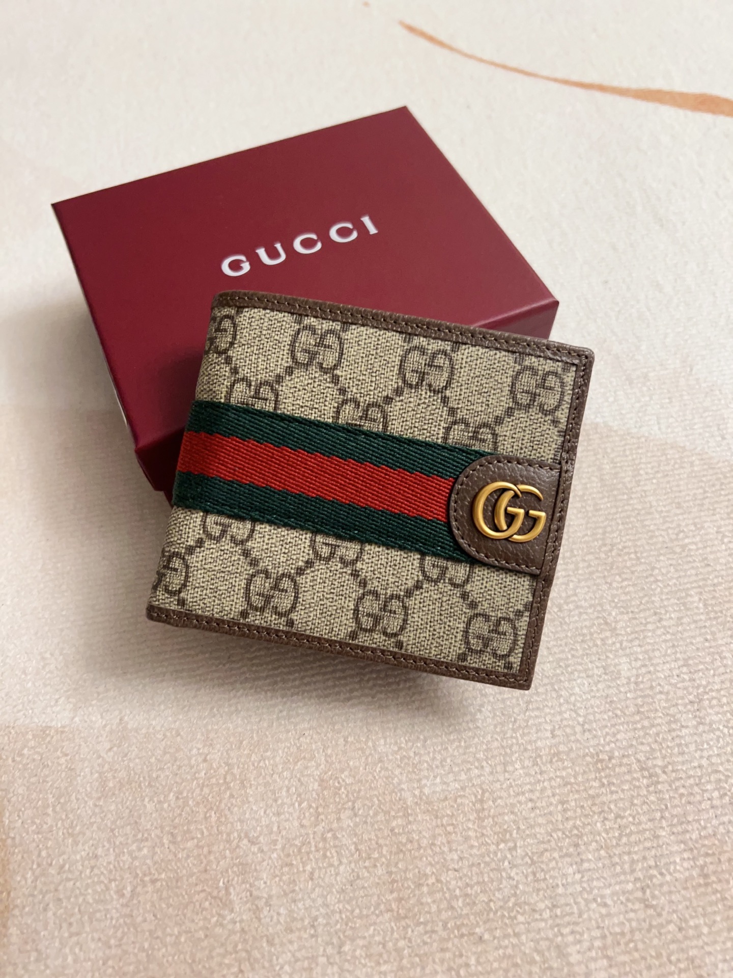 NO:674578,The official website synchronizes new styles!  Ophidia series ~ short wallet, made of GG Supreme original factory pig grain first-layer cowhide with PVC, with iconic double G hardware marks, and classic red and green webbing, exquisitely made!  Style number: 834271 Size: 11x10cm, color brown maroon, Gucci wallet, gucci, wallets, cowhide19860909官网同步新款！Ophidia系列～短式钱包,采用GG Supreme 原工厂猪纹头层牛皮搭PVC配以标志性双G 五金唛头,经典著作红绿色织带,精制而成！款号:834271尺寸: 11x10cm ,颜色啡色 枣红色,Gucci钱包,gucci,wallets,cowhide,欧美剧
