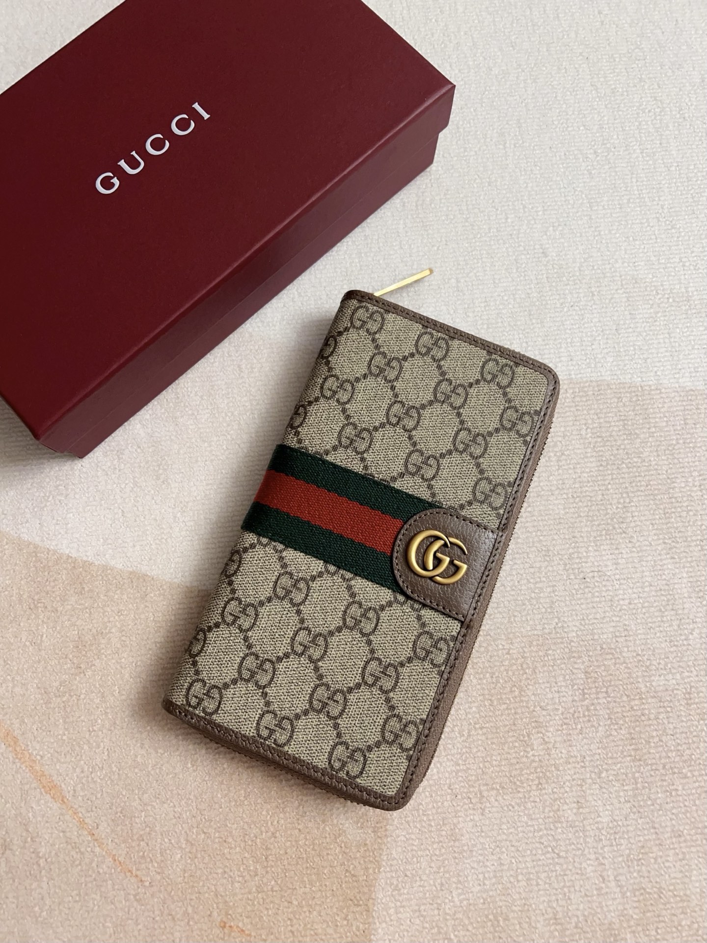 NO:672773,The official website synchronizes new styles!  Ophidia series ~ zipper wallet, made of GG Supreme original factory pig grain first-layer cowhide with PVC, with iconic double G hardware marks, classic red and green webbing, high-end cotton zipper ~ refined!  Style number: 838619 Size: 20x10x2.5cm, color brown maroon, Gucci wallet, gucci, wallets, cowhide19860909官网同步新款！Ophidia系列～拉链钱包,采用GG Supreme 原工厂猪纹头层牛皮搭PVC配以标志性双G 五金唛头,经典著作红绿色织带,高端棉布拉链～精制而成！款号:838619尺寸: 20x10x2.5cm ,颜色啡色 枣红色,Gucci钱包,gucci,wallets,cowhide,欧美剧