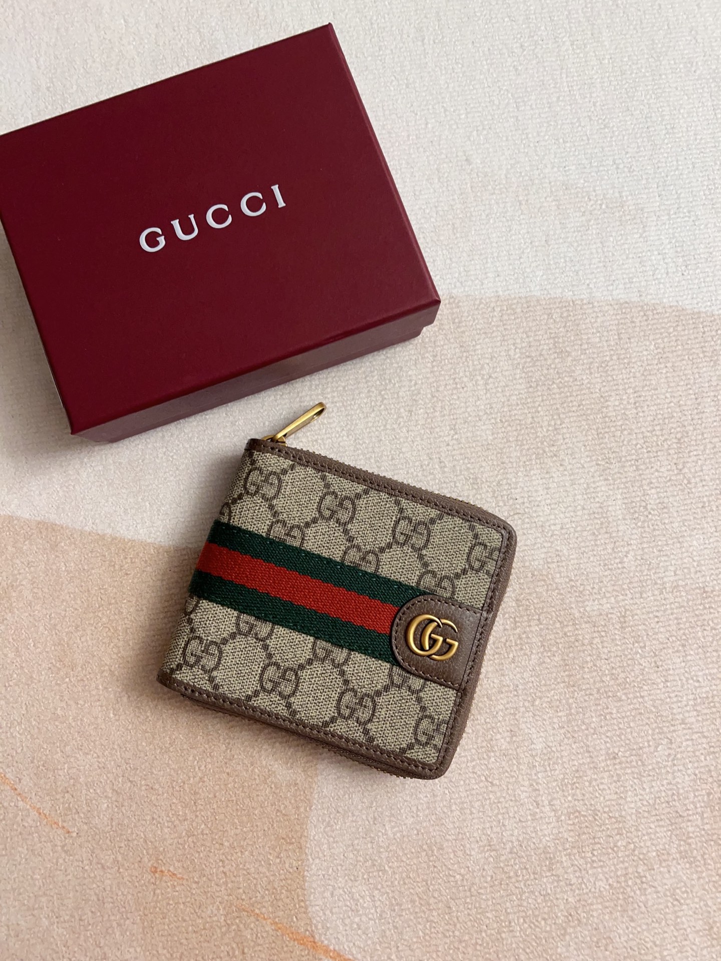 NO:674593,The official website synchronizes new styles!  Ophidia series ~ short zipper wallet, made of GG Supreme original factory pig grain first-layer cowhide with PVC, with iconic double G hardware marks, classic red and green webbing, high-end cotton zipper ~ refined!  Style number: 838653 Size: 11x9x2.5cm, color brown, Gucci wallet, gucci, wallets, cowhide19860909官网同步新款！Ophidia系列～短式拉链钱包,采用GG Supreme 原工厂猪纹头层牛皮搭PVC配以标志性双G 五金唛头,经典著作红绿色织带,高端棉布拉链～精制而成！款号:838653尺寸: 11x9x2.5cm ,颜色啡,Gucci钱包,gucci,wallets,cowhide,欧美剧