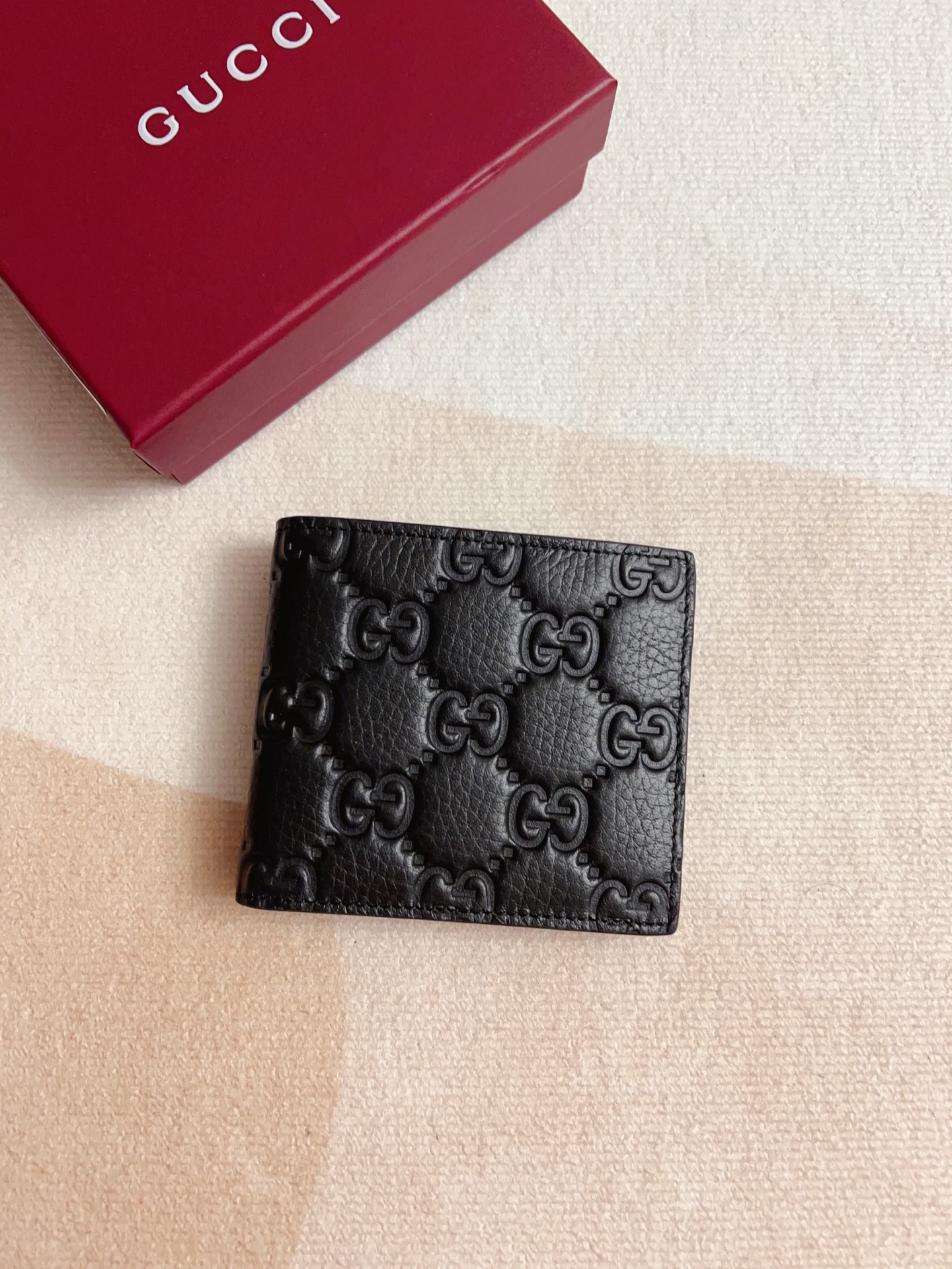 NO:674453,The new GG Emblem series super soft lychee embossed/full leather wallet!  Model 835001, size 11x9cm, Gucci wallet, gucci, wallets19860909新款GG Emblem系列超柔软荔克色压花/全皮钱包！型号835001,尺寸11x9cm,Gucci钱包,gucci,wallets,欧美剧