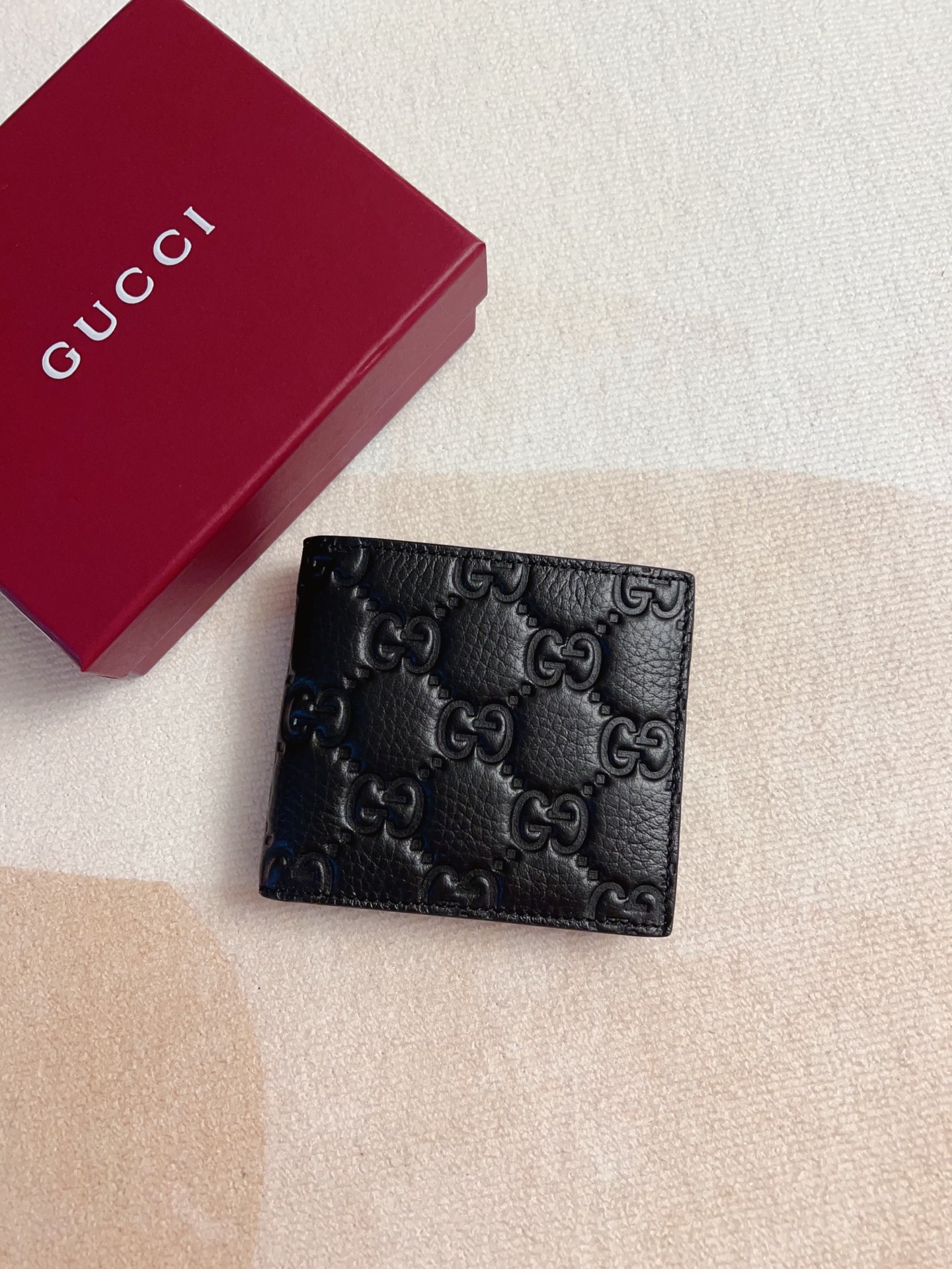 NO:674456,The new GG Emblem series super soft lychee embossed/full leather wallet!  Model 835002, size 11x9cm, Gucci wallet, gucci, wallets19860909新款GG Emblem系列超柔软荔克色压花/全皮钱包！型号835002,尺寸11x9cm,Gucci钱包,gucci,wallets,欧美剧
