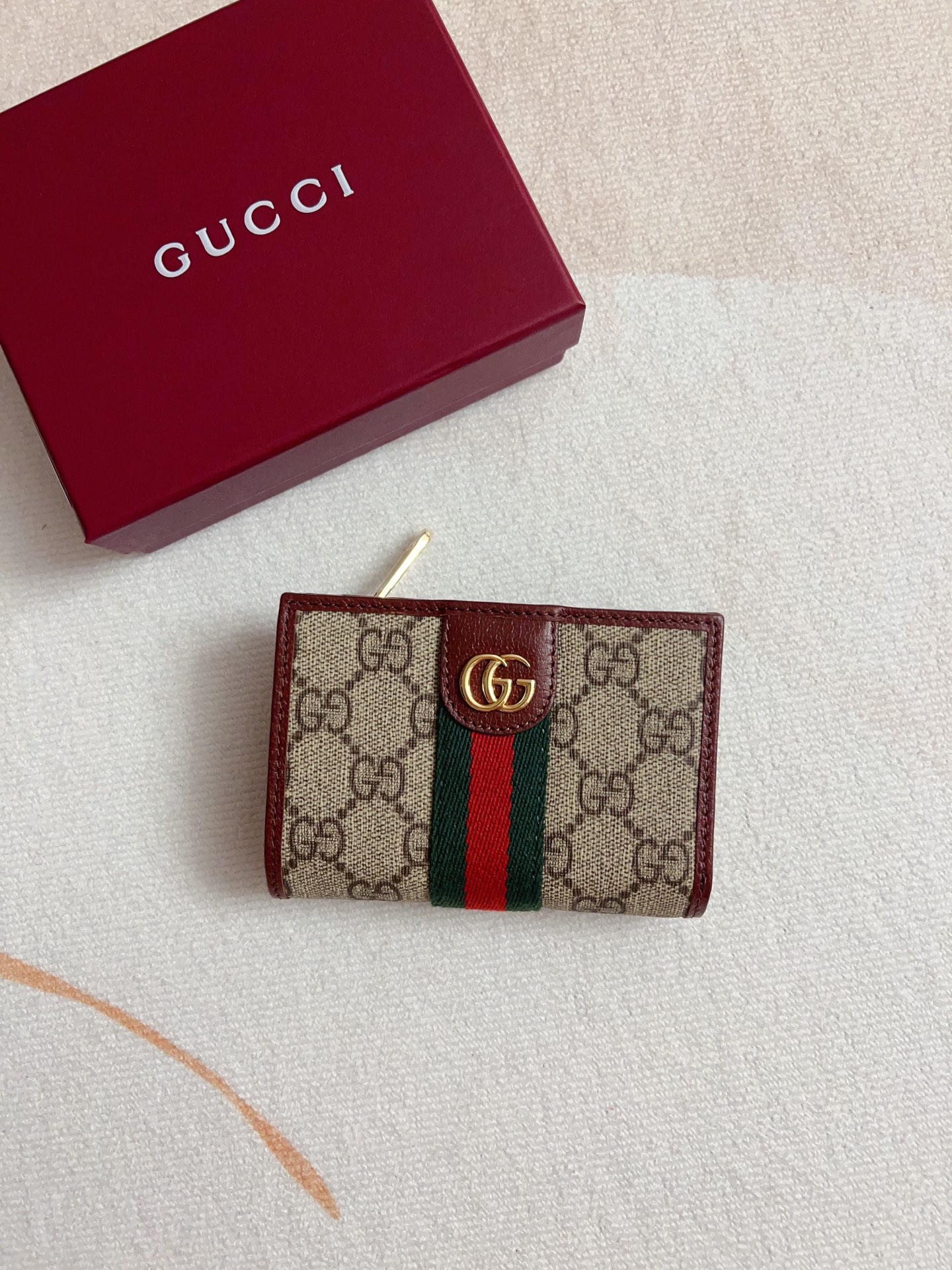 NO:674575,The official website synchronizes new styles!  Ophidia series ~ short clip wallet, made of GG Supreme original factory pig grain first-layer cowhide and PVC, with iconic double G hardware marks, classic red and green webbing, exquisitely made!  Style number: 838468 Size: 11x8x3cm, color brown maroon, Gucci wallet, gucci, wallets, cowhide19860909官网同步新款！Ophidia系列～短夹钱包,采用GG Supreme 原工厂猪纹头层牛皮搭PVC配以标志性双G 五金唛头,经典著作红绿色织带,精制而成！款号:838468尺寸: 11x8x3cm ,颜色啡色 枣红色,Gucci钱包,gucci,wallets,cowhide,欧美剧