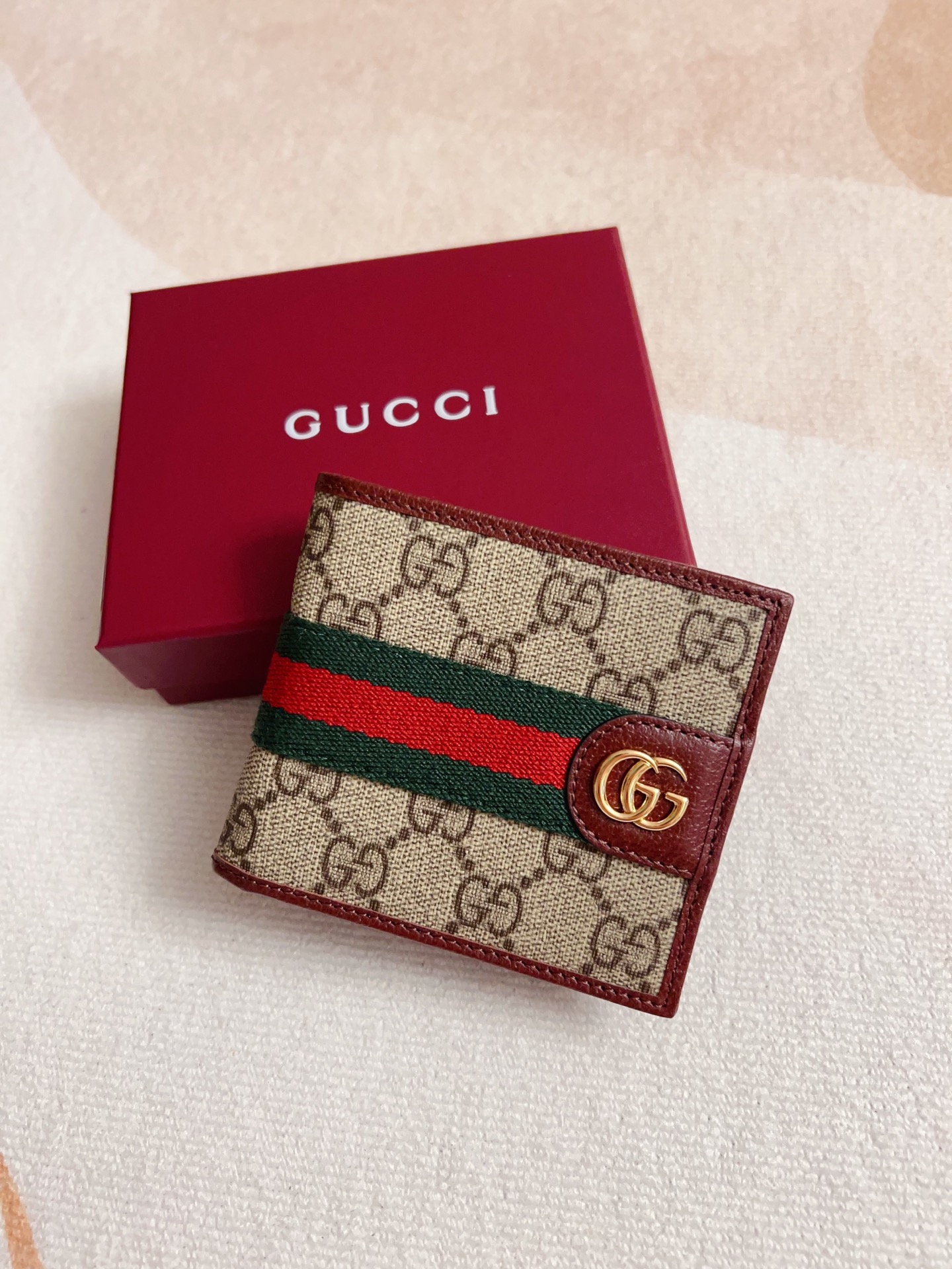 NO:813346,The official website synchronizes new styles!  Ophidia series ~ short wallet, made of GG Supreme original factory pig grain first-layer cowhide with PVC, with iconic double G hardware marks, and classic red and green webbing, exquisitely made!  Style number: 834271 Size: 11x10cm, color brown maroon, Gucci wallet, gucci, wallets, cowhide19860909官网同步新款！Ophidia系列～短式钱包,采用GG Supreme 原工厂猪纹头层牛皮搭PVC配以标志性双G 五金唛头,经典著作红绿色织带,精制而成！款号:834271尺寸: 11x10cm ,颜色啡色 枣红色,Gucci钱包,gucci,wallets,cowhide,Wallet purse