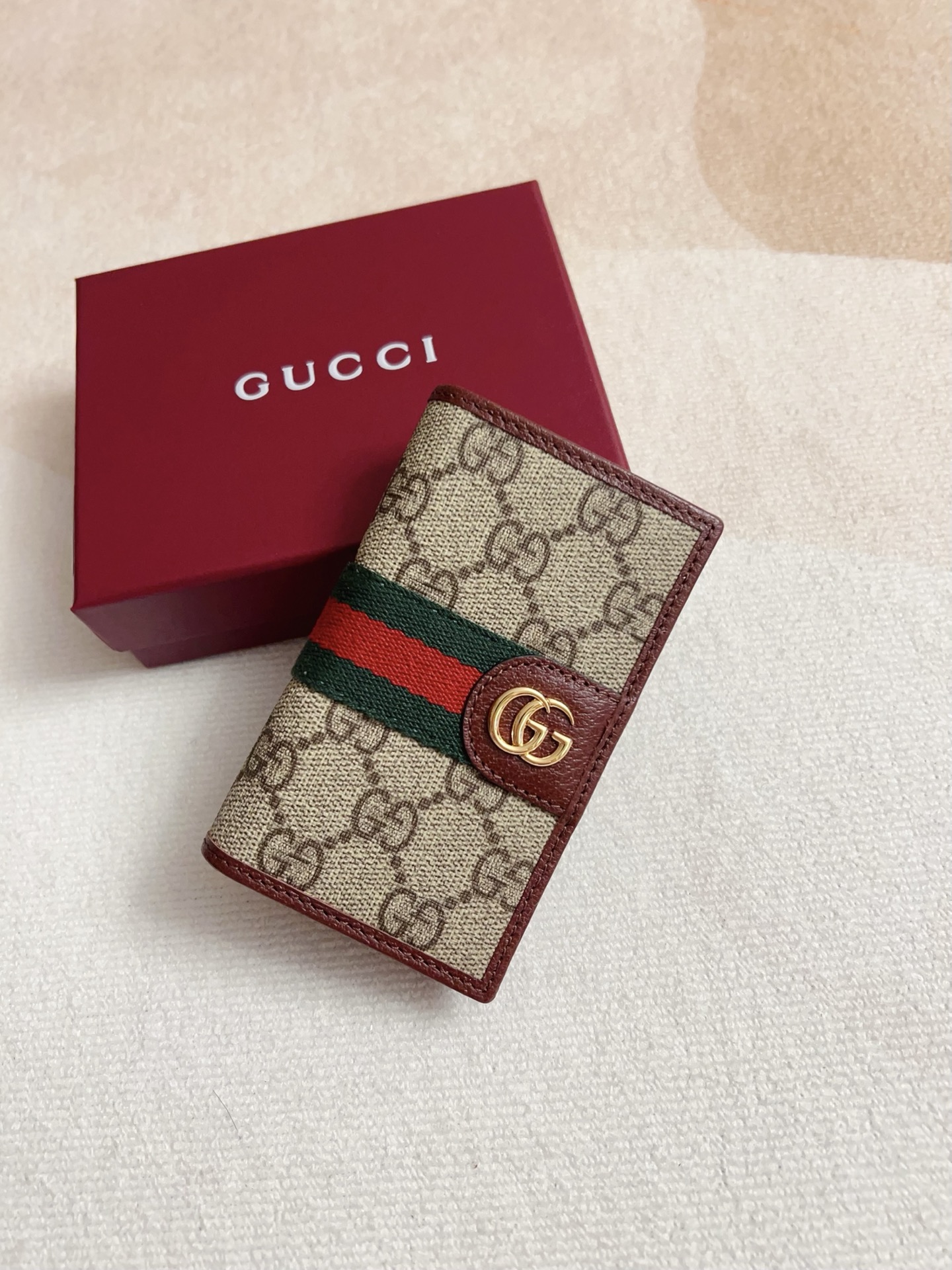NO:813349,The official website synchronizes new styles!  Ophidia series ~ card holder wallet, made of GG Supreme original factory pig grain first-layer cowhide with PVC, with iconic double G hardware marks, classic red and green webbing, exquisitely made!  Style number: 834691 Size: 11x10cm, color brown maroon, Gucci wallet, gucci, wallets, cowhide19860909官网同步新款！Ophidia系列～卡包钱包,采用GG Supreme 原工厂猪纹头层牛皮搭PVC配以标志性双G 五金唛头,经典著作红绿色织带,精制而成！款号:834691尺寸: 11x10cm ,颜色啡色 枣红色,Gucci钱包,gucci,wallets,cowhide,Wallet purse