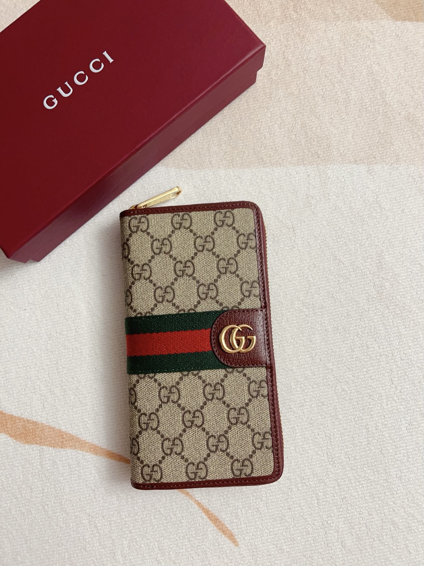 NO:674594,The official website synchronizes new styles!  Ophidia series ~ zipper wallet, made of GG Supreme original factory pig grain first-layer cowhide with PVC, with iconic double G hardware marks, classic red and green webbing, high-end cotton zipper ~ refined!  Style number: 838619 Size: 20x10x2.5cm, color brown maroon, Gucci wallet, gucci, wallets, cowhide19860909官网同步新款！Ophidia系列～拉链钱包,采用GG Supreme 原工厂猪纹头层牛皮搭PVC配以标志性双G 五金唛头,经典著作红绿色织带,高端棉布拉链～精制而成！款号:838619尺寸: 20x10x2.5cm ,颜色啡色 枣红色,Gucci钱包,gucci,wallets,cowhide,欧美剧