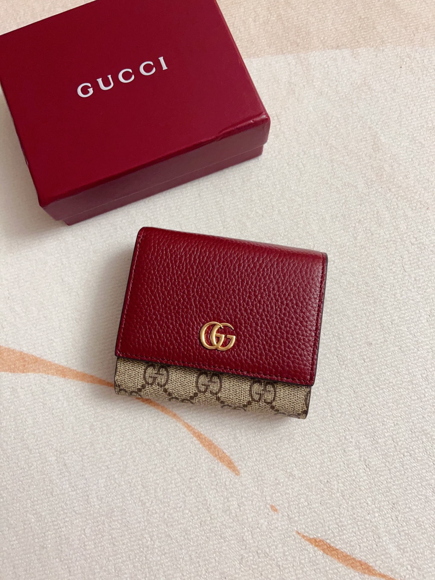 NO:674577,Gucci’s new burgundy color!  Using imported original leather and imported thread, the new Ophidia series uses Italian imported calfskin, equipped with classic double G hardware, a new style and contour support. The structural shape, the inner side is divided into intervals. Refined with overseas top hardware, model: 598587, size: 12x10x3cm, Gucci wallet, gucci, wallets, cowhide19860909gucci新品酒红色！采用进口原厂皮,进口线,新款Ophidia系列 采用意大利进口小牛皮,配以经典双G五金,新的式样和轮廓托的新作登场了.结构形状,其中内侧被划分为间隔.海外顶级五金精制而成,型号: 598587 ,尺寸: 12x10x3cm,Gucci钱包,gucci,wallets,cowhide,欧美剧