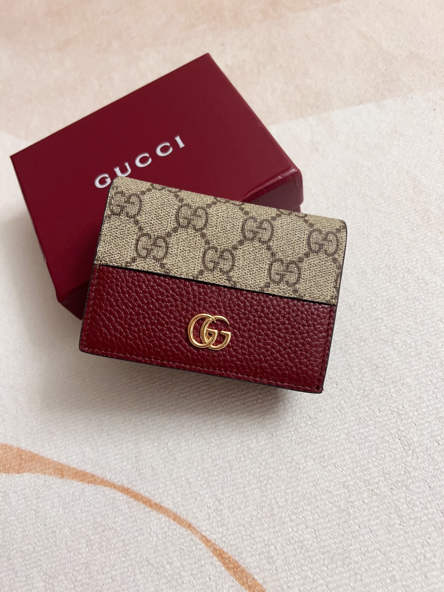 NO:674574,Gucci’s new burgundy color!  Using imported original leather, imported thread, the new Ophidia series uses Italian imported calfskin, equipped with classic double G hardware, a new style and contour support. The structural shape, the inner side is divided into intervals. Refined with overseas top hardware, model: 658610, size: 11x9x3cm, Gucci wallet, gucci, wallets, cowhide19860909gucci新品酒红色！采用进口原厂皮,进口线,新款Ophidia系列 采用意大利进口小牛皮,配以经典双G五金,新的式样和轮廓托的新作登场了.结构形状,其中内侧被划分为间隔.海外顶级五金精制而成,型号: 658610,尺寸: 11x9x3cm,Gucci钱包,gucci,wallets,cowhide,欧美剧