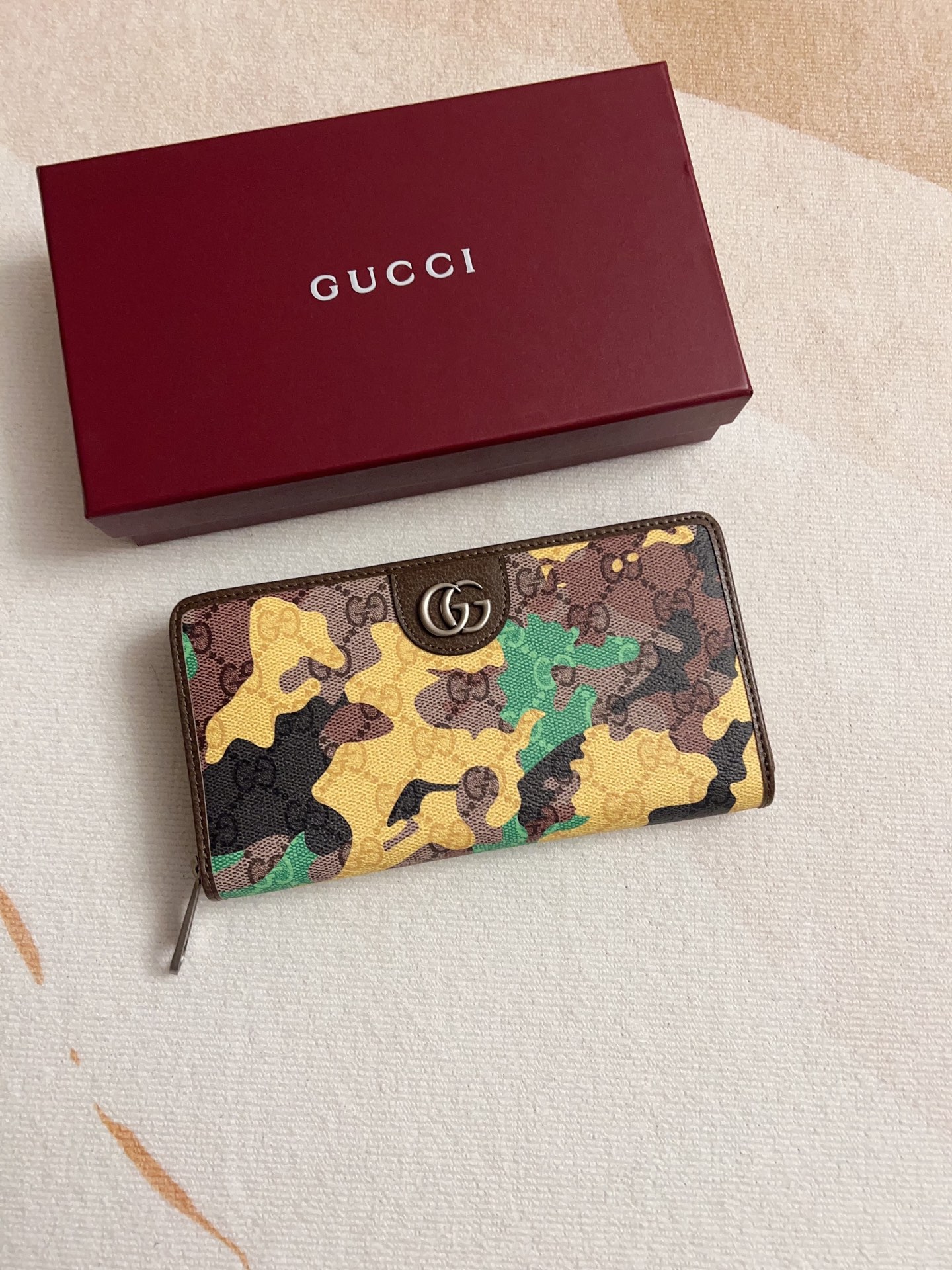 NO:674565,The official website synchronizes new styles!  Ophidia series ~ zipper wallet, made of GG Supreme original factory pig grain first-layer cowhide with PVC, with iconic double G hardware marks, classic red and green webbing, high-end cotton zipper ~ refined!  Style number: 834694 Size: W19xH10xD2.5cm, color pink camouflage blue camouflage yellow camouflage, Gucci wallet, gucci, wallets, cowhide19860909官网同步新款！Ophidia系列～拉链钱包,采用GG Supreme 原工厂猪纹头层牛皮搭配PVC 配以标志性双G 五金唛头,经典著作红绿色织带,高端棉布拉链～精制而成！款号:834694尺寸: W19xH10xD2.5cm ,颜色粉迷彩 蓝迷彩 黄迷彩,Gucci钱包,gucci,wallets,cowhide,欧美剧