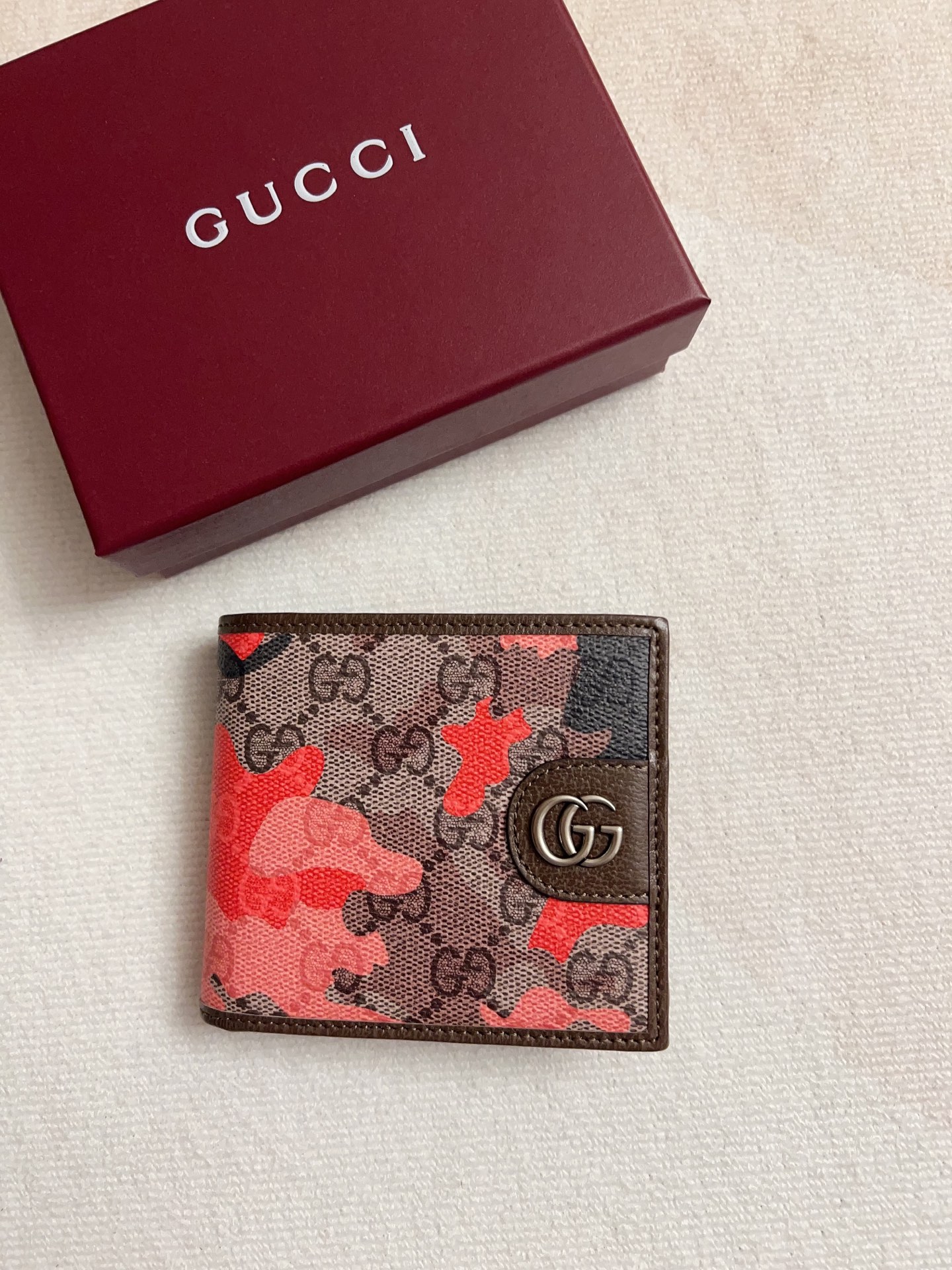 NO:674568,The official website synchronizes new styles!  Ophidia series ~ short wallet, made of GG Supreme original factory pig grain first-layer cowhide with PVC and the iconic double G hardware mark, exquisitely made!  Style number: 834271 Size: 11x10cm, color pink camouflage blue camouflage yellow camouflage, Gucci wallet, gucci, wallets, cowhide19860909官网同步新款！Ophidia系列～短式钱包,采用GG Supreme 原工厂猪纹头层牛皮搭PVC配以标志性双G 五金唛头,精制而成！款号:834271尺寸: 11x10cm ,颜色粉色迷彩 蓝色迷彩 黄色迷彩,Gucci钱包,gucci,wallets,cowhide,欧美剧