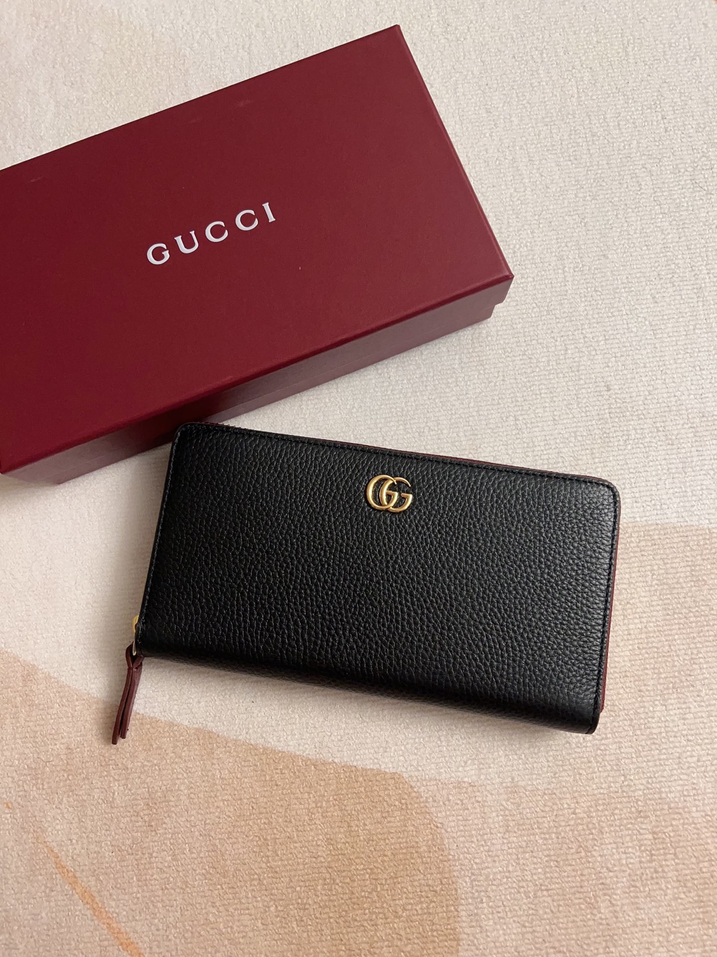 NO:718222,GG Marmont series This GG Marmont series is made of classic and durable black cowhide, adding another classic to the 'Aria-Fashion Aria' series. The double G accessories are derived from the belt buckle design of the 1970s, and are reinterpreted with same-tone resin materials on this wallet. The classic design is combined with monochrome color matching to highlight the modern fashion style. Model 456117 Size 19*10*2.5cm.  Color black with burgundy,Gucci wallet,gucci,wallets,cowhide19860909GG Marmont系列这款GG Marmont系列采用经典耐看的黑色牛皮制作,为《Aria-时尚咏叹调》系列再添经典之作.双G配件源于70年代的腰带扣设计,在这款钱包上采用同色调树脂材质焕新演绎.经典设计与单色调配色相结合,突显现代时尚风范. 型号456117 尺寸19*10*2.5cm. 颜色黑配酒红,Gucci钱包,gucci,wallets,cowhide,欧美剧