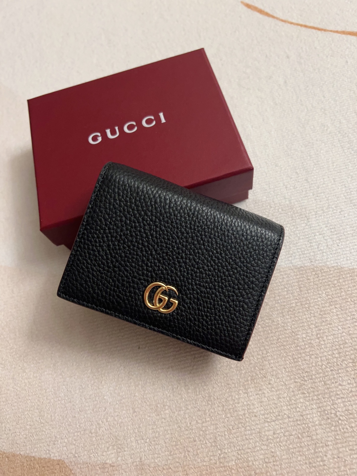 NO:718226,GG Marmont series This GG Marmont series is made of classic and durable black cowhide, adding another classic to the 'Aria-Fashion Aria' series. The double G accessories are derived from the belt buckle design of the 1970s, and are reinterpreted in the same tone resin material on this wallet. The classic design is combined with monochrome color matching to highlight the modern fashion style. Model 456126 Size 11*8.5*3cm.  Color black with burgundy,Gucci wallet,gucci,wallets,cowhide19860909GG Marmont系列这款GG Marmont系列采用经典耐看的黑色牛皮制作,为《Aria-时尚咏叹调》系列再添经典之作.双G配件源于70年代的腰带扣设计,在这款钱包上采用同色调树脂材质焕新演绎.经典设计与单色调配色相结合,突显现代时尚风范. 型号456126 尺寸11*8.5*3cm. 颜色黑配酒红,Gucci钱包,gucci,wallets,cowhide,欧美剧