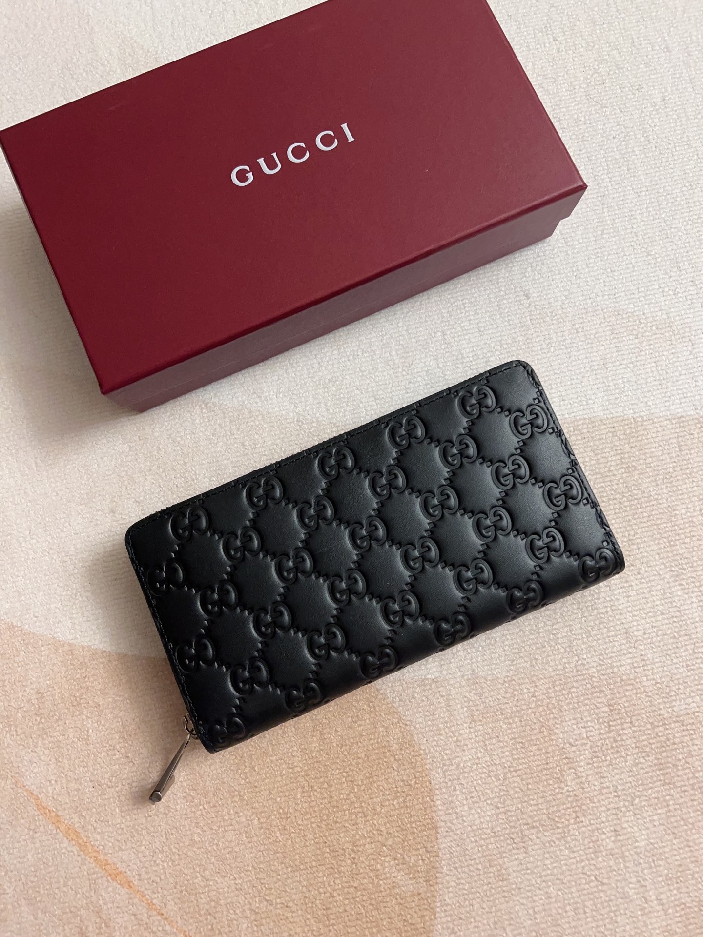 NO:718214,The GG Emblem collection renews the brand's timeless elegance and craftsmanship in smooth cowhide with GG print embossed pattern. Crafted from GG print embossed cow leather, this zippered wallet adds to a new line of compact accessories. Black GG print embossed cow leather. Black taffeta lining. Interior 12 card compartments, 3 bill compartments and 1 zippered coin pocket. Zipper closure. Model No. 860868  Dimensions 19 cm (width) x 10.5 cm (height) x 2.5 cm (depth) Color black embossed (original product), Gucci wallet, gucci, wallets, cowhide19860909GG Emblem系列以饰GG印花压纹图案光面牛皮焕新演绎品牌历久弥新的优雅风范和精湛工艺这款拉链钱包以GG印花压纹牛皮革匠心打造,为全新小巧配饰系列再添新作 黑色GG印花压纹牛皮革 黑色塔夫绸衬里 内部12个卡片隔层、3个钞票隔层和1个拉链零钱袋 拉链开合 型号860868 尺寸19厘米（宽）x 10.5厘米（高）x 2.5厘米（深） 颜色黑色压花（原单出品）,Gucci钱包,gucci,wallets,cowhide,欧美剧