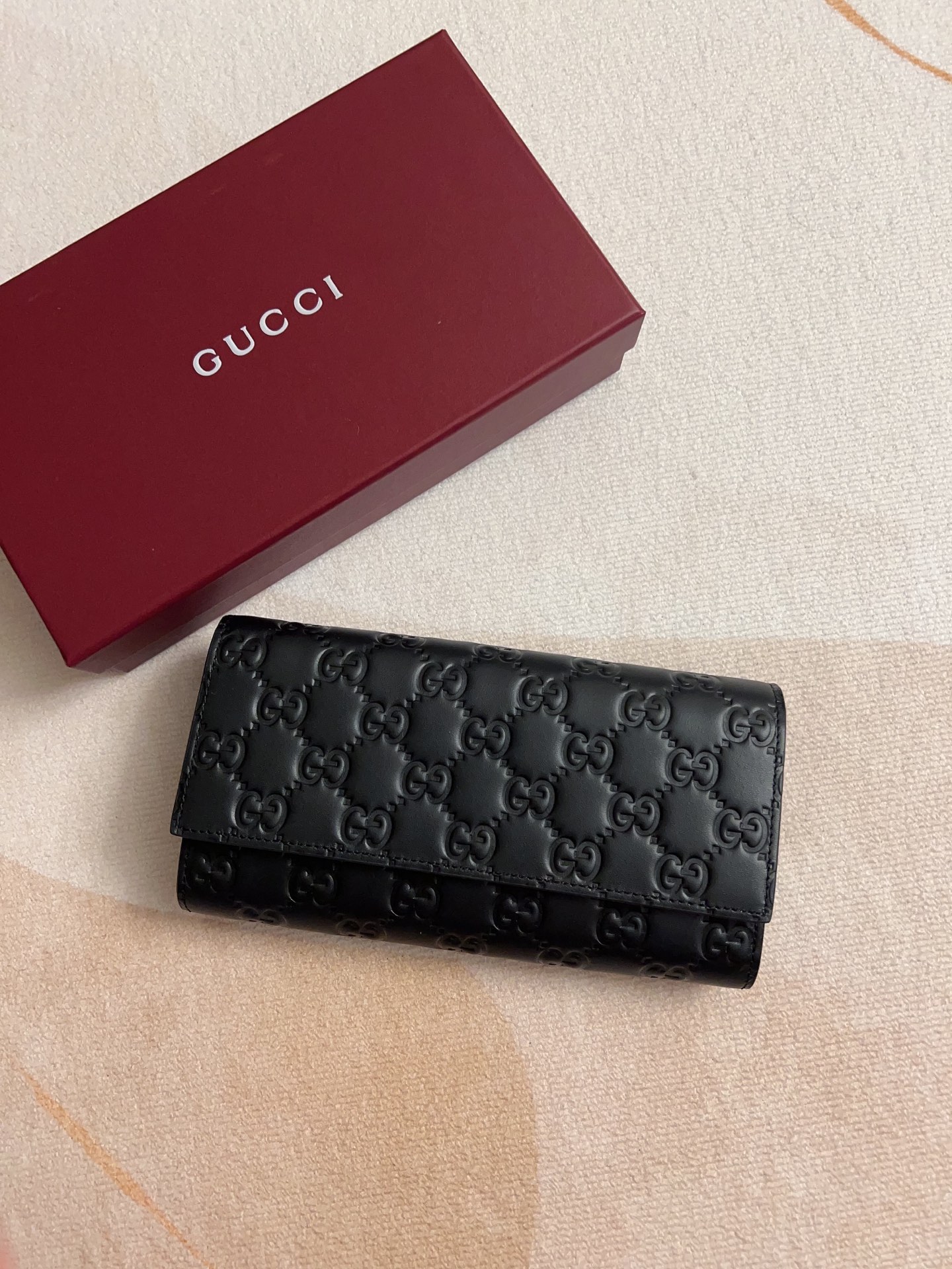 NO:718217,The GG Emblem series renews the brand's timeless elegance and exquisite craftsmanship with smooth cowhide decorated with GG printed embossed patterns. This wallet is crafted from GG printed embossed cow leather, adding to the new collection of compact accessories. Black GG printed embossed cow leather Black taffeta interlining Model 847210 Dimensions 19x 10x 3.5 cm  Color black embossed (original product),Gucci wallet,gucci,wallets,cowhide19860909GG Emblem系列以饰GG印花压纹图案光面牛皮焕新演绎品牌历久弥新的优雅风范和精湛工艺这款钱包以GG印花压纹牛皮革匠心打造,为全新小巧配饰系列再添新作 黑色GG印花压纹牛皮革 黑色塔夫绸衬布 型号847210 尺寸19x 10x 3.5厘米 颜色黑色压花（原单出品）,Gucci钱包,gucci,wallets,cowhide,欧美剧