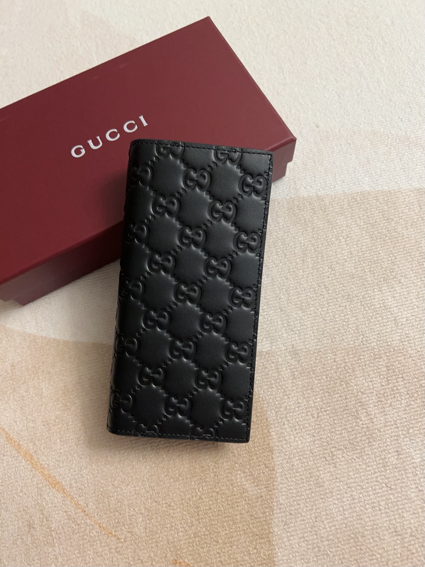 NO:718220,The GG Emblem series reinterprets the brand's time-honored elegance and exquisite craftsmanship with smooth cowhide decorated with GG printed embossed patterns. This wallet is crafted from GG printed embossed cow leather, adding to the new collection of compact accessories. Black GG printed embossed cow leather Black taffeta interlining Model 850178 Dimensions 19x 10x 2 cm Color black embossed (original product), Gucci wallet, gucci, wallets, cowhide19860909GG Emblem系列以饰GG印花压纹图案光面牛皮焕新演绎品牌历久弥新的优雅风范和精湛工艺这款钱包以GG印花压纹牛皮革匠心打造,为全新小巧配饰系列再添新作 黑色GG印花压纹牛皮革 黑色塔夫绸衬布 型号850178 尺寸19x 10x 2厘米 颜色黑色压花（原单出品）,Gucci钱包,gucci,wallets,cowhide,欧美剧