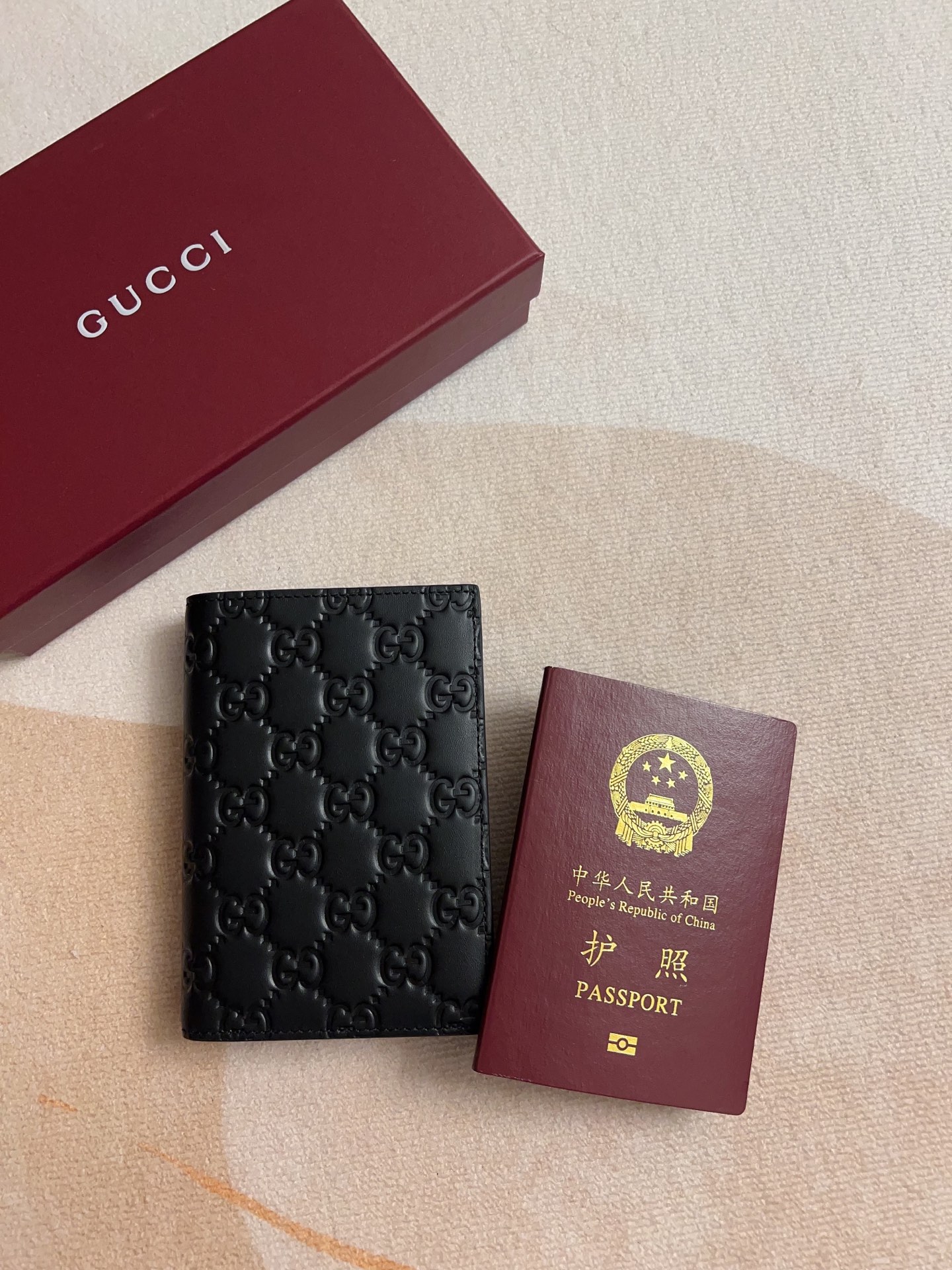 NO:718223,The GG Emblem series reinterprets the brand's timeless elegance and exquisite craftsmanship with smooth cowhide decorated with GG printed embossed patterns. This passport holder is crafted from GG printed embossed cow leather, adding to the new collection of compact accessories. Black GG printed embossed cow leather Black taffeta interlining Model 850184 Size 12x 7.5 cm Color black embossed (original product), Gucci wallet, gucci, wallets, cowhide19860909GG Emblem系列以饰GG印花压纹图案光面牛皮焕新演绎品牌历久弥新的优雅风范和精湛工艺这款护照夹以GG印花压纹牛皮革匠心打造,为全新小巧配饰系列再添新作 黑色GG印花压纹牛皮革 黑色塔夫绸衬布 型号850184 尺寸12x 7.5厘米 颜色黑色压花（原单出品）,Gucci钱包,gucci,wallets,cowhide,欧美剧