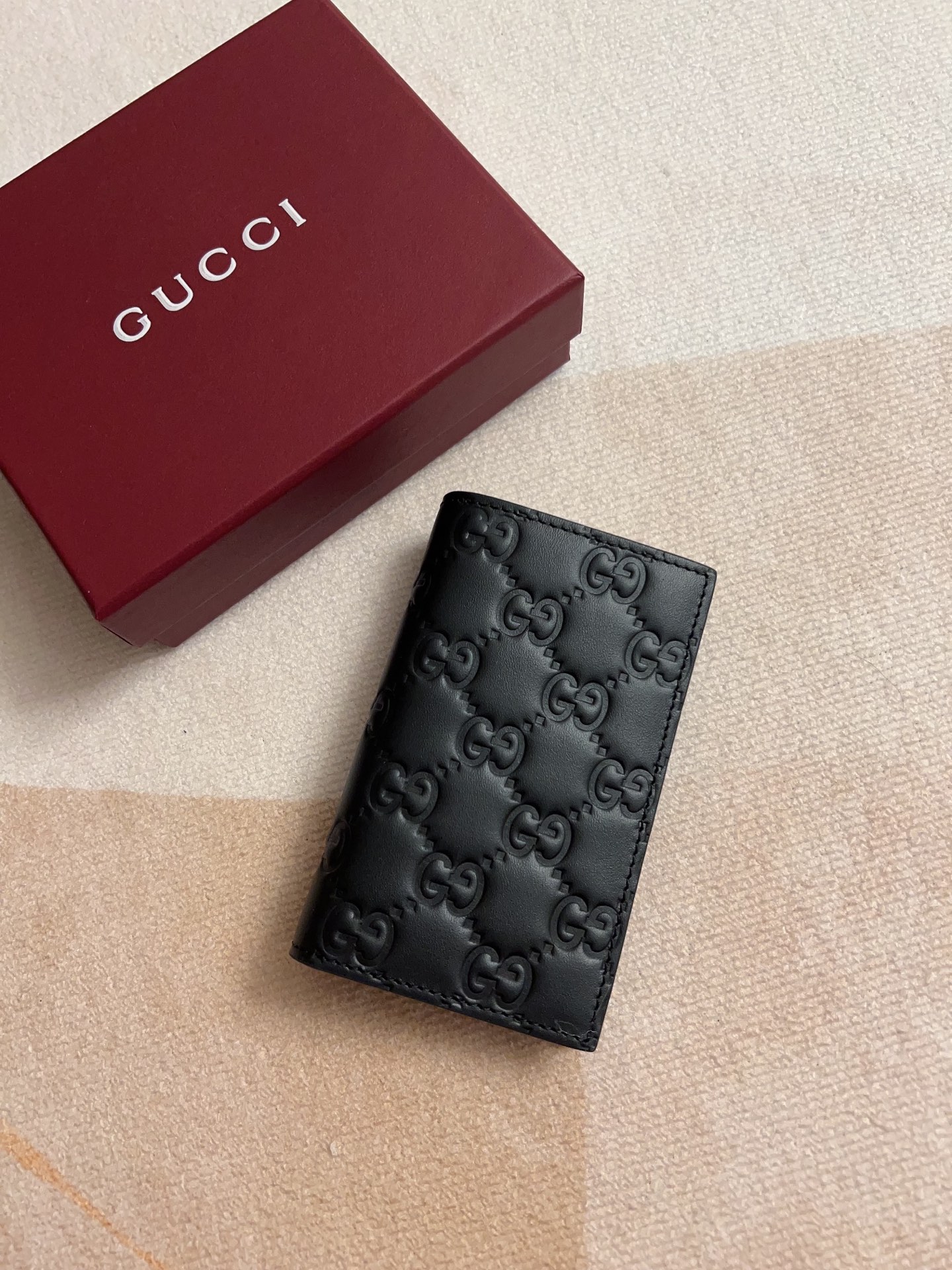 NO:718225,The GG Emblem series reinterprets the brand's timeless elegance and exquisite craftsmanship with smooth cowhide decorated with GG printed embossed patterns. This card holder is crafted from GG printed embossed cow leather, adding to the new collection of compact accessories. Black GG printed embossed cow leather Black taffeta interlining Model 850183 Size 12x 7.5 cm Color black embossed (original product), Gucci wallet, gucci, wallets, cowhide19860909GG Emblem系列以饰GG印花压纹图案光面牛皮焕新演绎品牌历久弥新的优雅风范和精湛工艺这款卡包以GG印花压纹牛皮革匠心打造,为全新小巧配饰系列再添新作 黑色GG印花压纹牛皮革 黑色塔夫绸衬布 型号850183 尺寸12x 7.5厘米 颜色黑色压花（原单出品）,Gucci钱包,gucci,wallets,cowhide,欧美剧