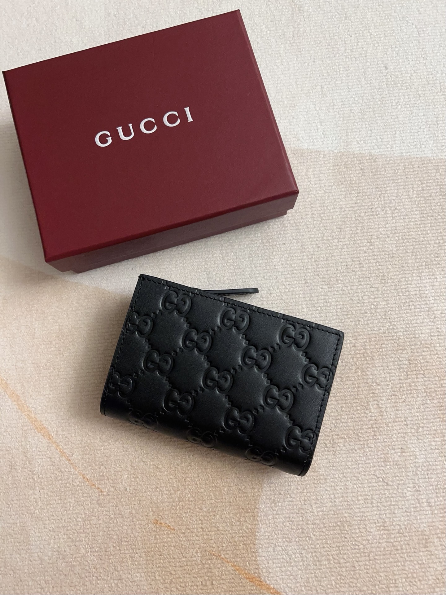 NO:718207,The GG Emblem series reinterprets the brand's time-honored elegance and exquisite craftsmanship with smooth cowhide decorated with GG printed embossed patterns. This wallet is crafted from GG printed embossed cow leather, adding to the new collection of compact accessories. Black GG printed embossed cow leather Black taffeta interlining Model 847208 Dimensions 11x 8.5x 3 cm Color black embossed (original product), Gucci wallet, gucci, wallets, cowhide19860909GG Emblem系列以饰GG印花压纹图案光面牛皮焕新演绎品牌历久弥新的优雅风范和精湛工艺这款钱包以GG印花压纹牛皮革匠心打造,为全新小巧配饰系列再添新作 黑色GG印花压纹牛皮革 黑色塔夫绸衬布 型号847208 尺寸11x 8.5x 3厘米 颜色黑色压花（原单出品）,Gucci钱包,gucci,wallets,cowhide,欧美剧