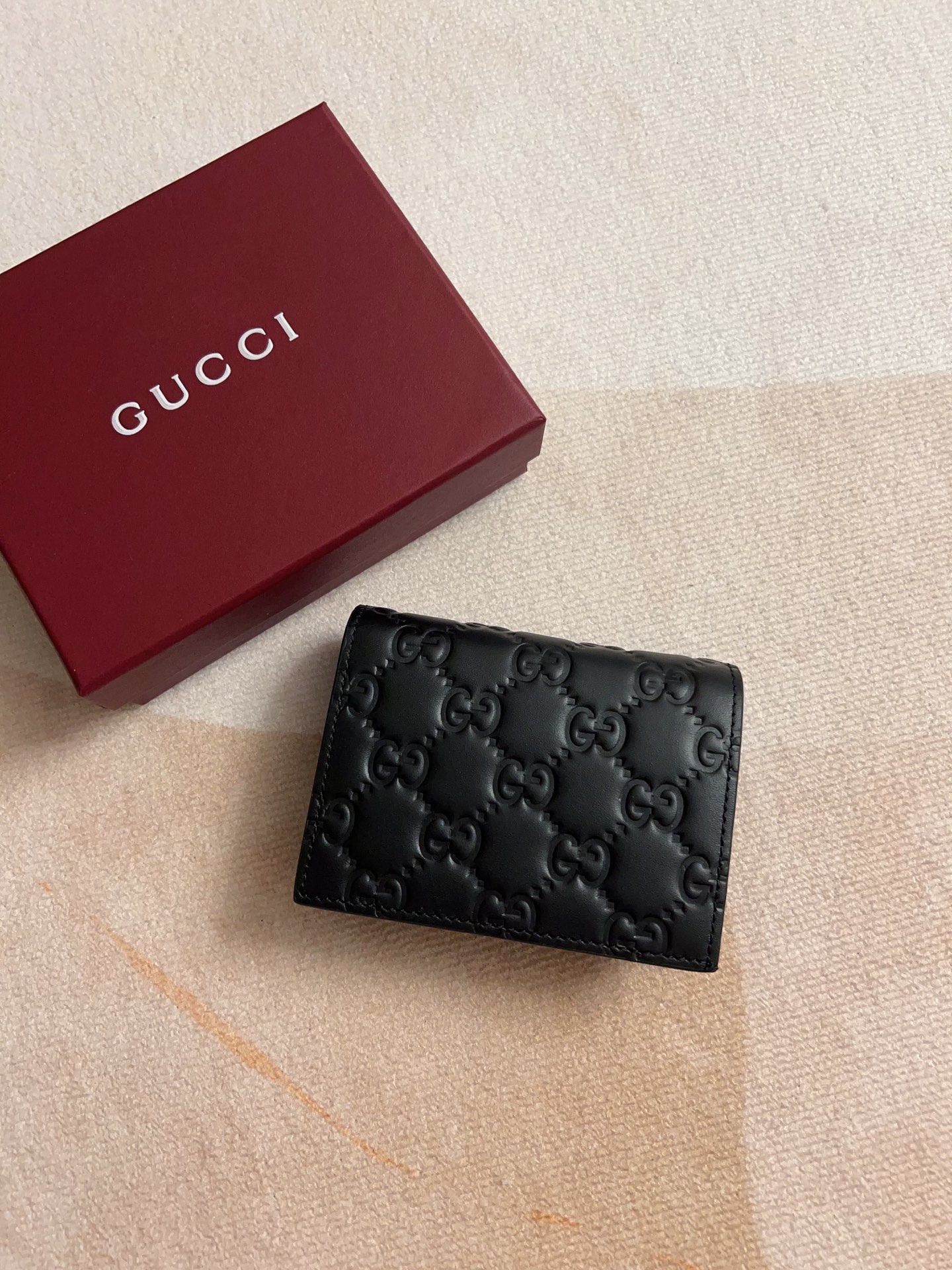 NO:718209,The GG Emblem series reinterprets the brand's timeless elegance and exquisite craftsmanship with smooth cowhide decorated with GG printed embossed patterns. This wallet is crafted from GG printed embossed cow leather, adding to the new collection of compact accessories. Black GG printed embossed cow leather Black taffeta interlining Model 847207 Dimensions 11x 8.5x 3 cm Color black embossed (original product), Gucci wallet, gucci, wallets, cowhide19860909GG Emblem系列以饰GG印花压纹图案光面牛皮焕新演绎品牌历久弥新的优雅风范和精湛工艺这款钱包以GG印花压纹牛皮革匠心打造,为全新小巧配饰系列再添新作 黑色GG印花压纹牛皮革 黑色塔夫绸衬布 型号847207 尺寸11x 8.5x 3厘米 颜色黑色压花（原单出品）,Gucci钱包,gucci,wallets,cowhide,欧美剧