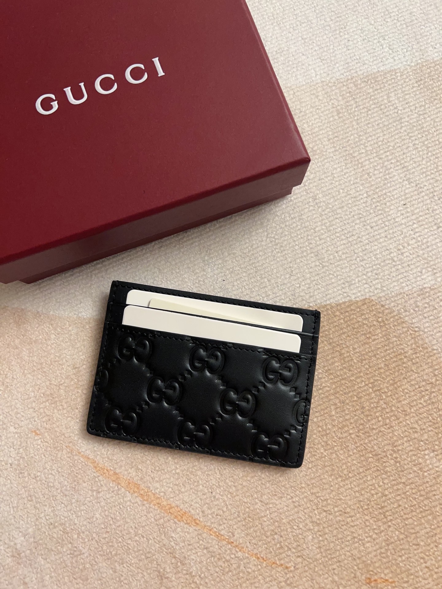 NO:718219,The GG Emblem series reinterprets the brand's timeless elegance and exquisite craftsmanship with smooth cowhide decorated with GG printed embossed patterns. This card holder is crafted from GG printed embossed cow leather, adding to the new compact accessories series. Black GG printed embossed cow leather Black taffeta interlining Model 847204 Dimensions 10.2x 6.4 cm Color black embossed (original product), Gucci wallet, gucci, wallets, cowhide19860909GG Emblem系列以饰GG印花压纹图案光面牛皮焕新演绎品牌历久弥新的优雅风范和精湛工艺这款卡包以GG印花压纹牛皮革匠心打造,为全新小巧配饰系列再添新作 黑色GG印花压纹牛皮革 黑色塔夫绸衬布 型号847204 尺寸10.2x 6.4厘米 颜色黑色压花（原单出品）,Gucci钱包,gucci,wallets,cowhide,欧美剧