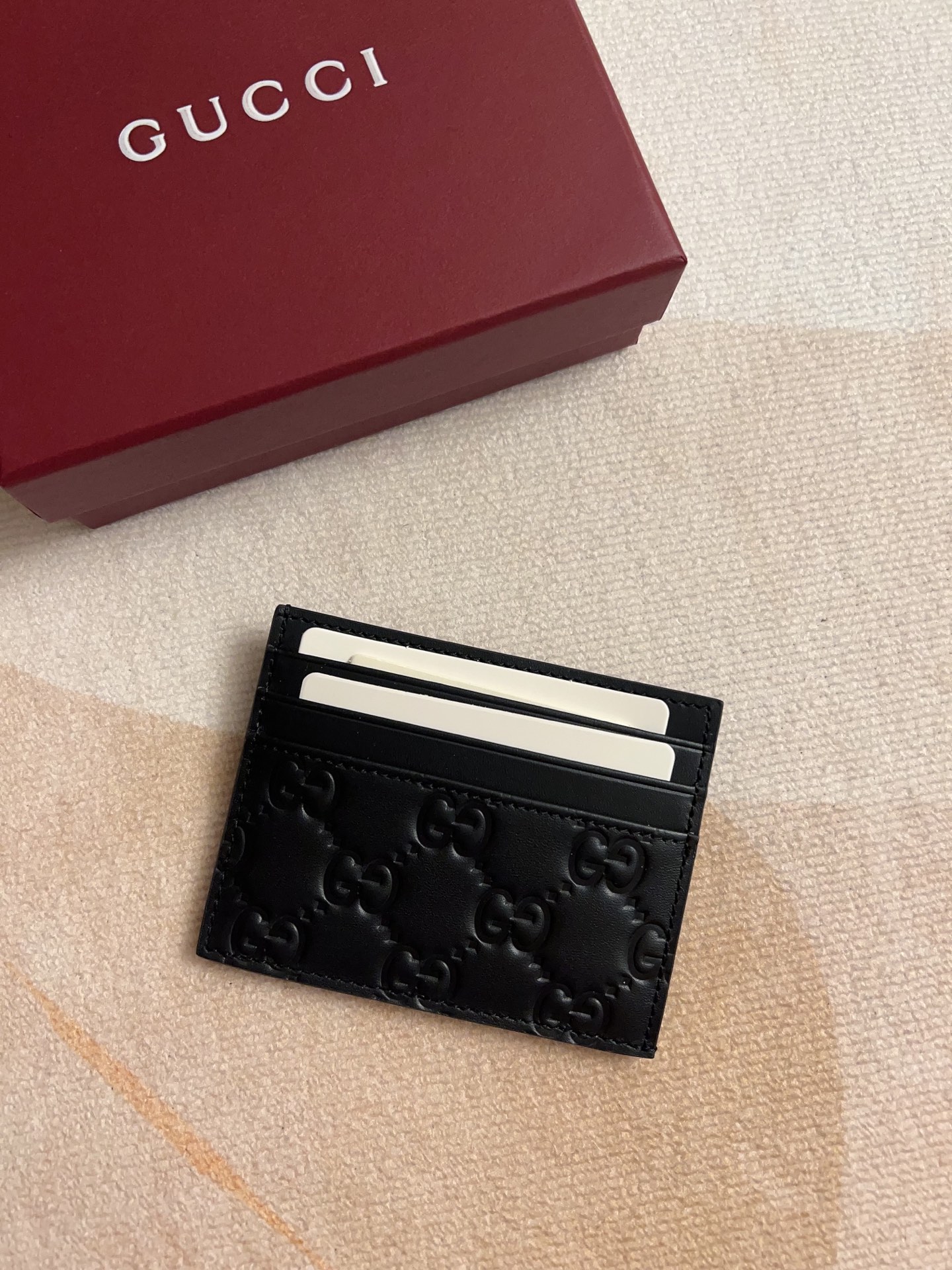 NO:718216,The GG Emblem series reinterprets the brand's time-honored elegance and exquisite craftsmanship with smooth cowhide decorated with GG printed embossed patterns. This card holder is crafted from GG printed embossed cow leather, adding to the new collection of compact accessories. Black GG printed embossed cow leather Black taffeta interlining Model 850187 Size 10x 8 cm Color black embossed (original product), Gucci wallet, gucci, wallets, cowhide19860909GG Emblem系列以饰GG印花压纹图案光面牛皮焕新演绎品牌历久弥新的优雅风范和精湛工艺这款卡包以GG印花压纹牛皮革匠心打造,为全新小巧配饰系列再添新作 黑色GG印花压纹牛皮革 黑色塔夫绸衬布 型号850187 尺寸10x 8厘米 颜色黑色压花（原单出品）,Gucci钱包,gucci,wallets,cowhide,欧美剧