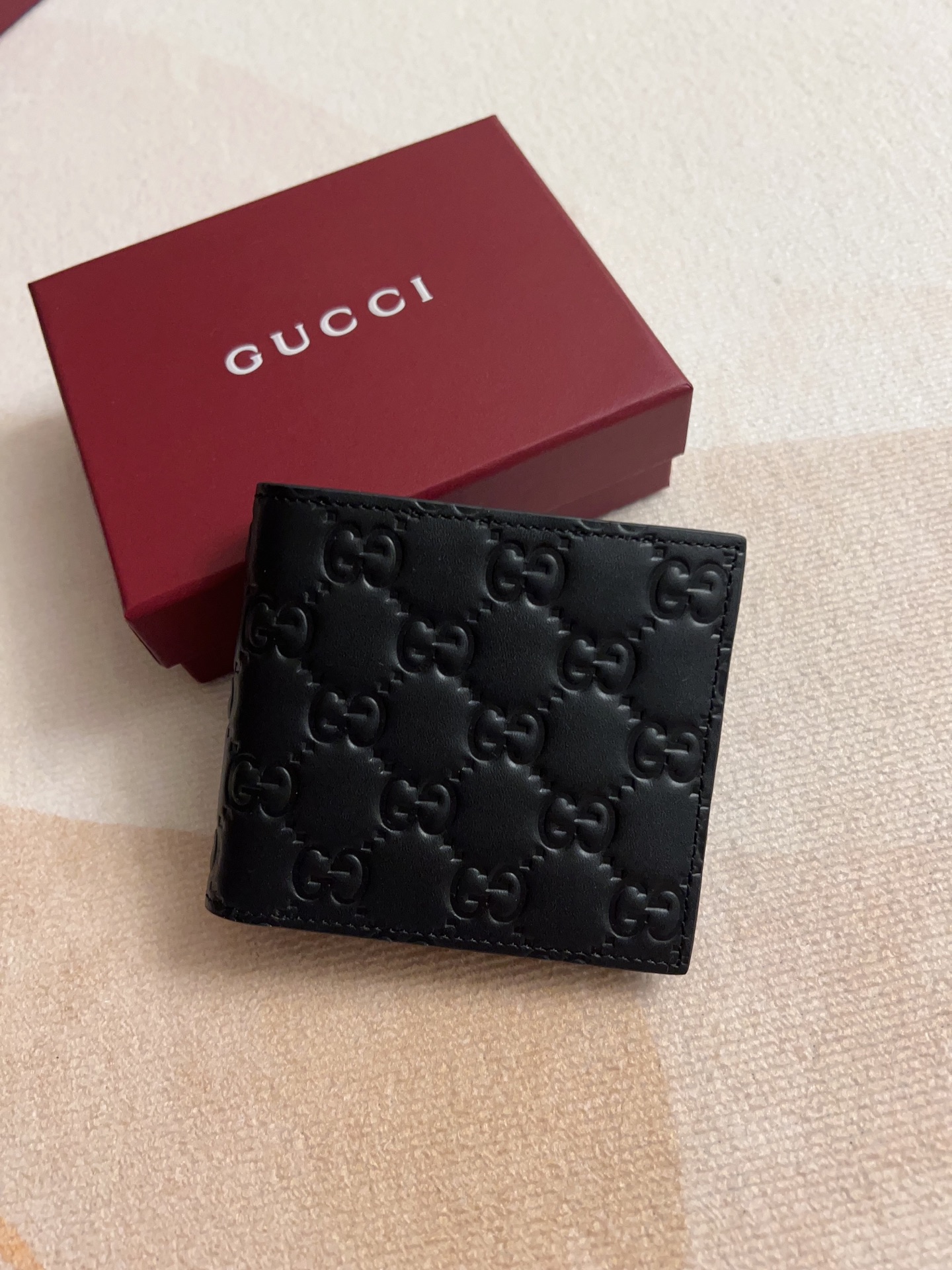 NO:718211,The GG Emblem series reinterprets the brand's timeless elegance and exquisite craftsmanship with smooth cowhide decorated with GG printed embossed patterns. This wallet is crafted from GG printed embossed cow leather, adding to the new collection of compact accessories. Black GG printed embossed cow leather Black taffeta interlining Model 850175 Size 11x 9 cm Color black embossed (original product), Gucci wallet, gucci, wallets, cowhide19860909GG Emblem系列以饰GG印花压纹图案光面牛皮焕新演绎品牌历久弥新的优雅风范和精湛工艺这款钱包以GG印花压纹牛皮革匠心打造,为全新小巧配饰系列再添新作 黑色GG印花压纹牛皮革 黑色塔夫绸衬布 型号850175 尺寸11x 9厘米 颜色黑色压花（原单出品）,Gucci钱包,gucci,wallets,cowhide,欧美剧