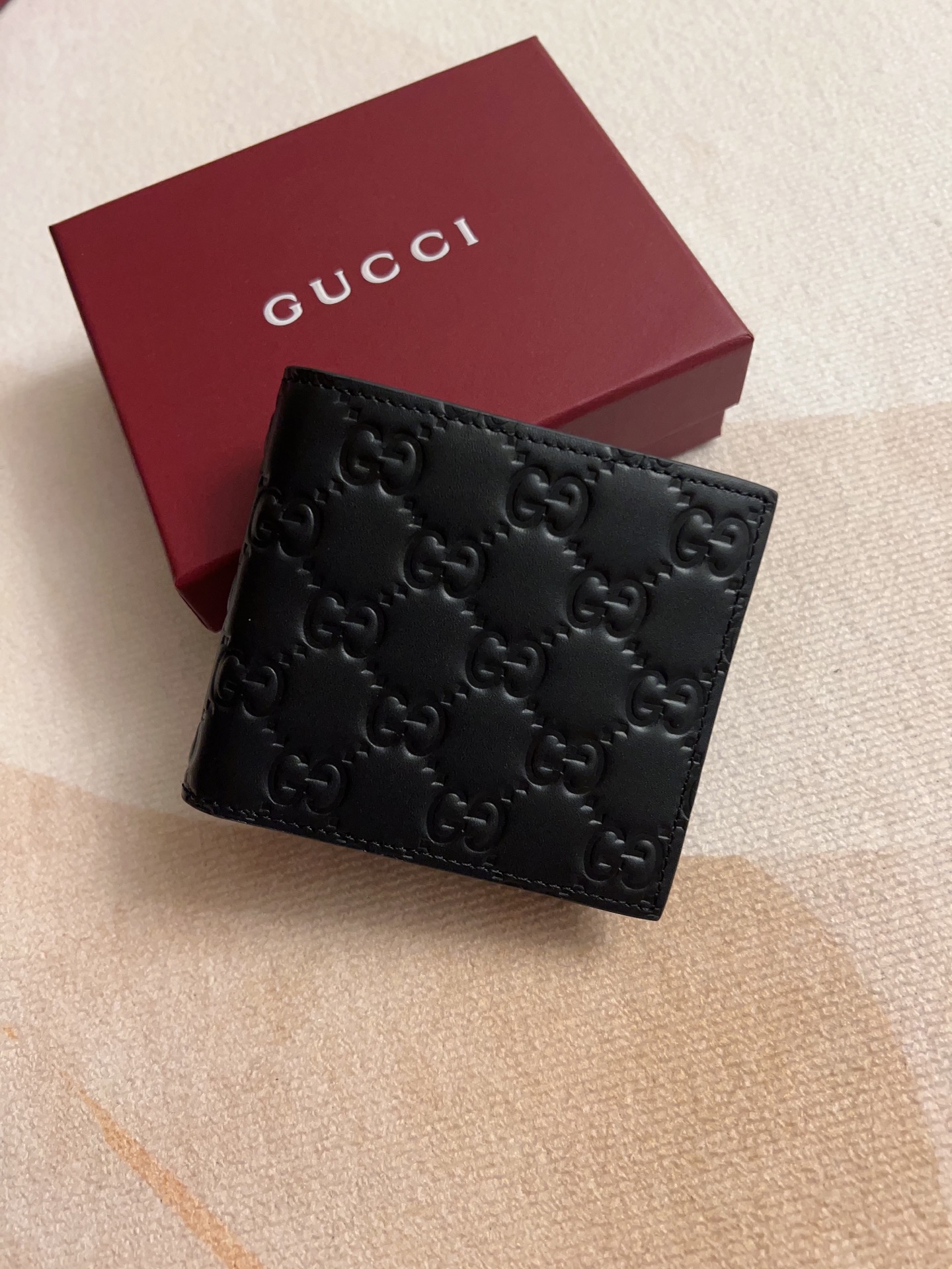 NO:718213,The GG Emblem series reinterprets the brand's timeless elegance and exquisite craftsmanship with smooth cowhide decorated with GG printed embossed patterns. This wallet is crafted from GG printed embossed cow leather, adding to the new collection of compact accessories. Black GG printed embossed cow leather Black taffeta interlining Model 850177 Dimensions 11x 9 cm Color black embossed (original product), Gucci wallet, gucci, wallets, cowhide19860909GG Emblem系列以饰GG印花压纹图案光面牛皮焕新演绎品牌历久弥新的优雅风范和精湛工艺这款钱包以GG印花压纹牛皮革匠心打造,为全新小巧配饰系列再添新作 黑色GG印花压纹牛皮革 黑色塔夫绸衬布 型号850177 尺寸11x 9厘米 颜色黑色压花（原单出品）,Gucci钱包,gucci,wallets,cowhide,欧美剧