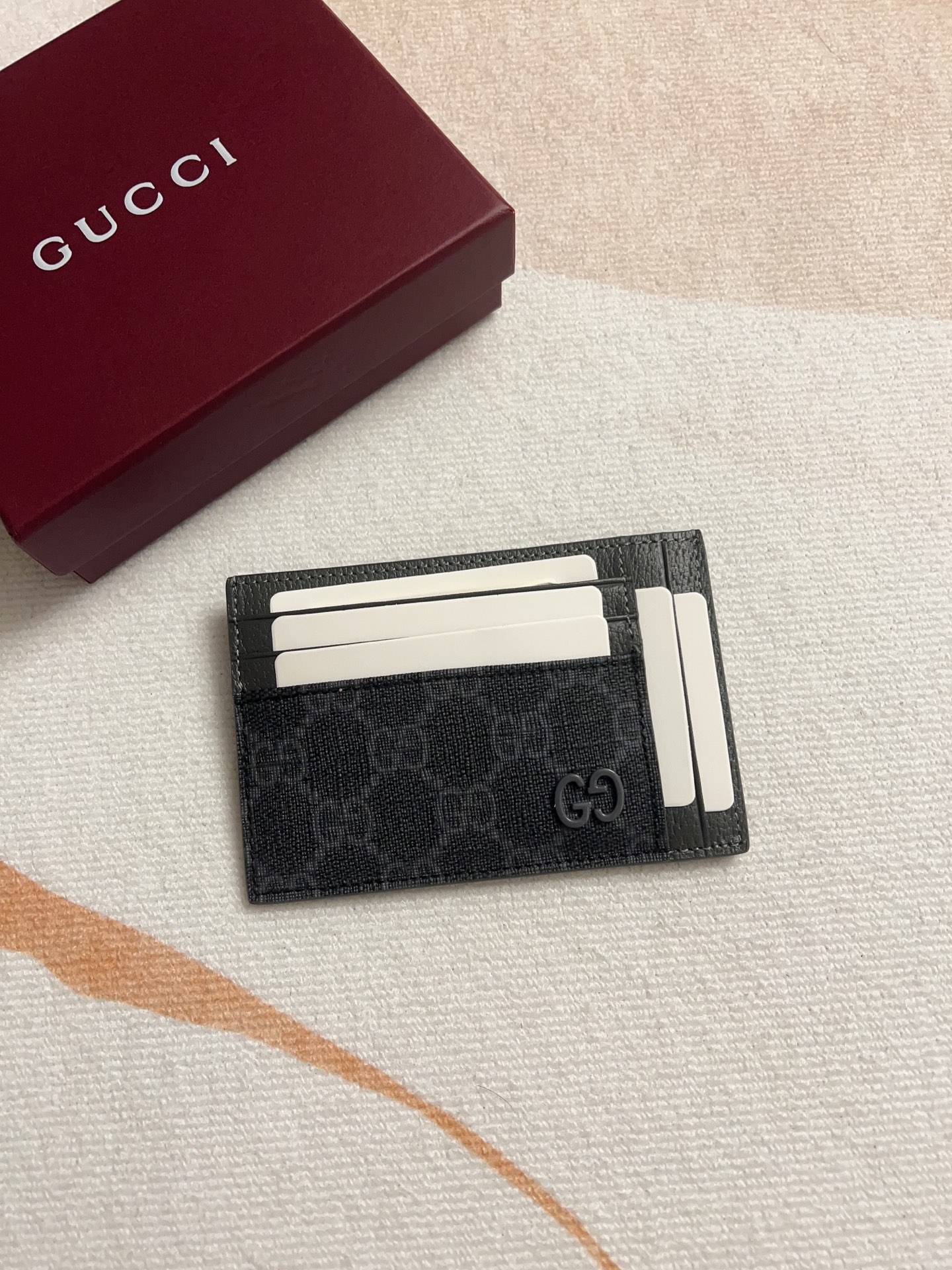 NO:718173,New model synchronized on the official website~Card holder 856561 Made of soft GG Supreme and gray cowhide leather veneer with GG hardware with ceramic effect. Palladium hardware with ceramic effect. Morey lining. GG details. 1 open compartment inside, 10 card slots. Dimensions: 12 cm long x 8 cm high. Gucci wallet, gucci, wallets, cowhide19860909官网同步新款～卡包856561 柔软的GG Supreme制成,并具有陶瓷效果的GG五金灰色牛皮饰面 带有陶瓷效果的钯金硬件 莫雷衬里 GG细节 内部1个开放式隔间,10个卡槽 尺寸长12厘米x高8厘米,Gucci钱包,gucci,wallets,cowhide,欧美剧