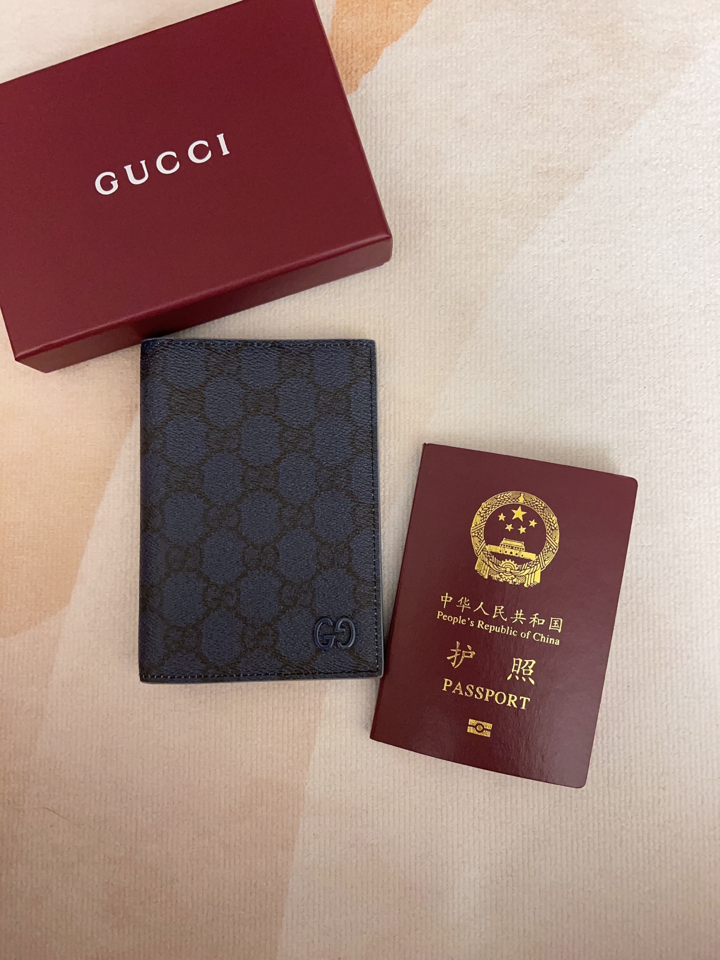 NO:718262,The counters are updated simultaneously, with top-quality original items and real-life photos!  Style number: 795229 blue plastic/gray leather, size 13.5X9.5cm, Gucci wallet, gucci, wallets19860909专柜同步上新,顶级原单货,实物实拍！款号:795229蓝胶/灰皮,尺寸13.5X9.5cm,Gucci钱包,gucci,wallets,欧美剧