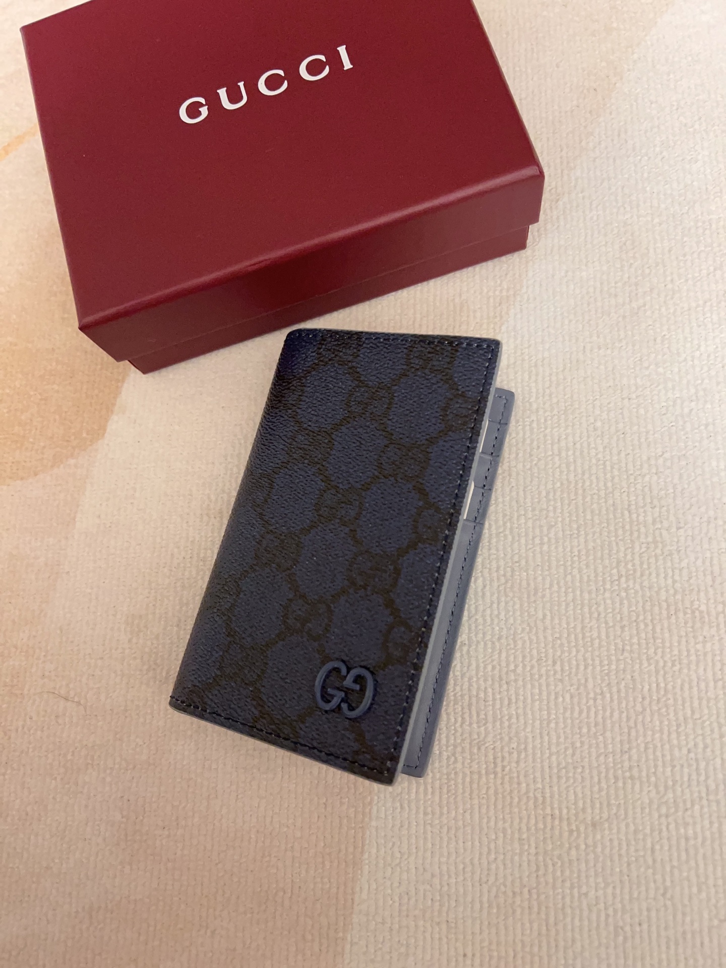 NO:718264,The counters are updated simultaneously, with top-quality original items and real-life photos!  Style number: 768249 blue plastic/gray leather, size 12X7.5cm, Gucci wallet, gucci, wallets19860909专柜同步上新,顶级原单货,实物实拍！款号:768249 蓝胶/灰皮,尺寸12X7.5cm,Gucci钱包,gucci,wallets,欧美剧